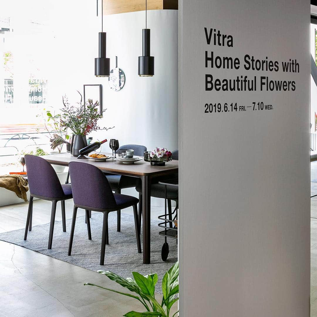 LIVING MOTIFさんのインスタグラム写真 - (LIVING MOTIFInstagram)「. Vitra Home Stories with Beautiful Flowers 2019年7月10日(水)まで . 都会のコンパクトな居住空間における「ヴィトラのある暮らし」を店内1Fの約32㎡の会場でリアルに表現しています。 . コンパクトな空間で、美しく豊かに住まう。 ぜひこの機会に「ヴィトラのある暮らし」を体感してみてください。 . www.livingmotif.com #livingmotif #リビングモティーフ #store #roppongi #tokyo #interior #interiordecoration #furniture #vitrahomestory　#vitra #vitraaccessories #vitra #vitrajapan  #flowerareangement #flower #gui #前田有紀 #リビング #リビングルーム #ラウンジチェア #フラワーアレンジメント」6月28日 16時24分 - livingmotif