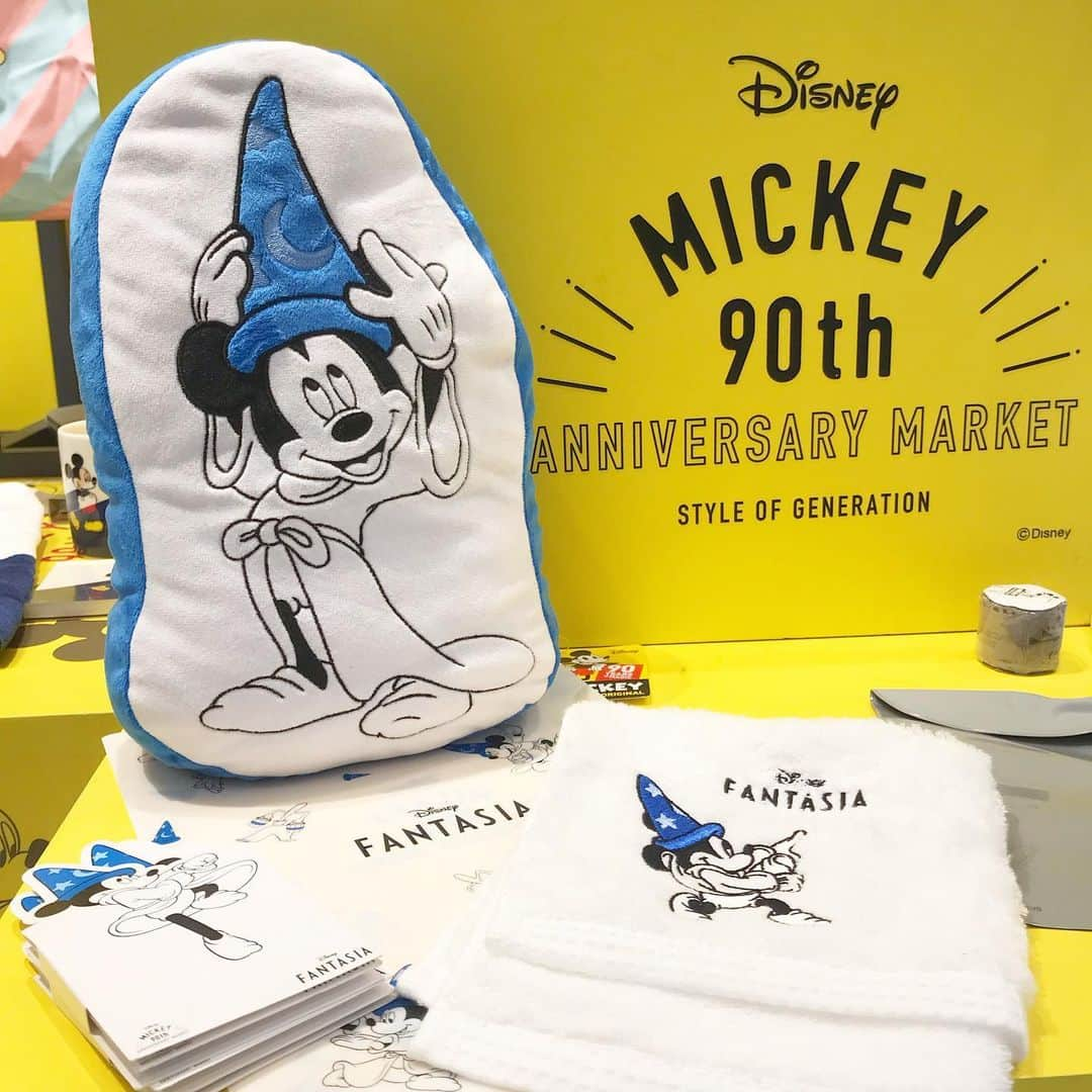 名古屋パルコさんのインスタグラム写真 - (名古屋パルコInstagram)「【南館 7F Disney MICKEY 90th ANNIVERSARY MARKET】ミッキーマウスは1928年11月18日の「蒸気船ウィリー」でのスクリーンデビューから90周年を迎えました。 . いつの時代、どの世代、どのシーンにおいても唯一無二の存在として、常に身近に愛されるミッキーマウス。 そんなミッキーを、人々はその時代、世代に合わせミッキーのキャラクター性を活かした多様なデザインスタイルを生み出してきました。 そのデザインスタイルを90周年限定のスぺシャルマーケットの商品を通じて体験してください。 . 【Disney MICKEY 90th ANNIVERSARY MARKET】 ◾︎会期：2019年6月28日（金）～7月15日（月・祝）10:00～21:00（最終日は18:00閉場） ◾︎会場：南館7F・イベントスぺース ◾︎入場料：無料 . . . #ちょっこりさん #ちょっこりさんディズニー  #ファンタジア #mickey90 #ディズニー #ディズニーグッズ #ミッキー #mickey #disney #名古屋パルコ #名古屋PARCO #nagoyaparco #名古屋 #nagoya #栄 #矢場町」6月28日 16時25分 - parco_nagoya_official