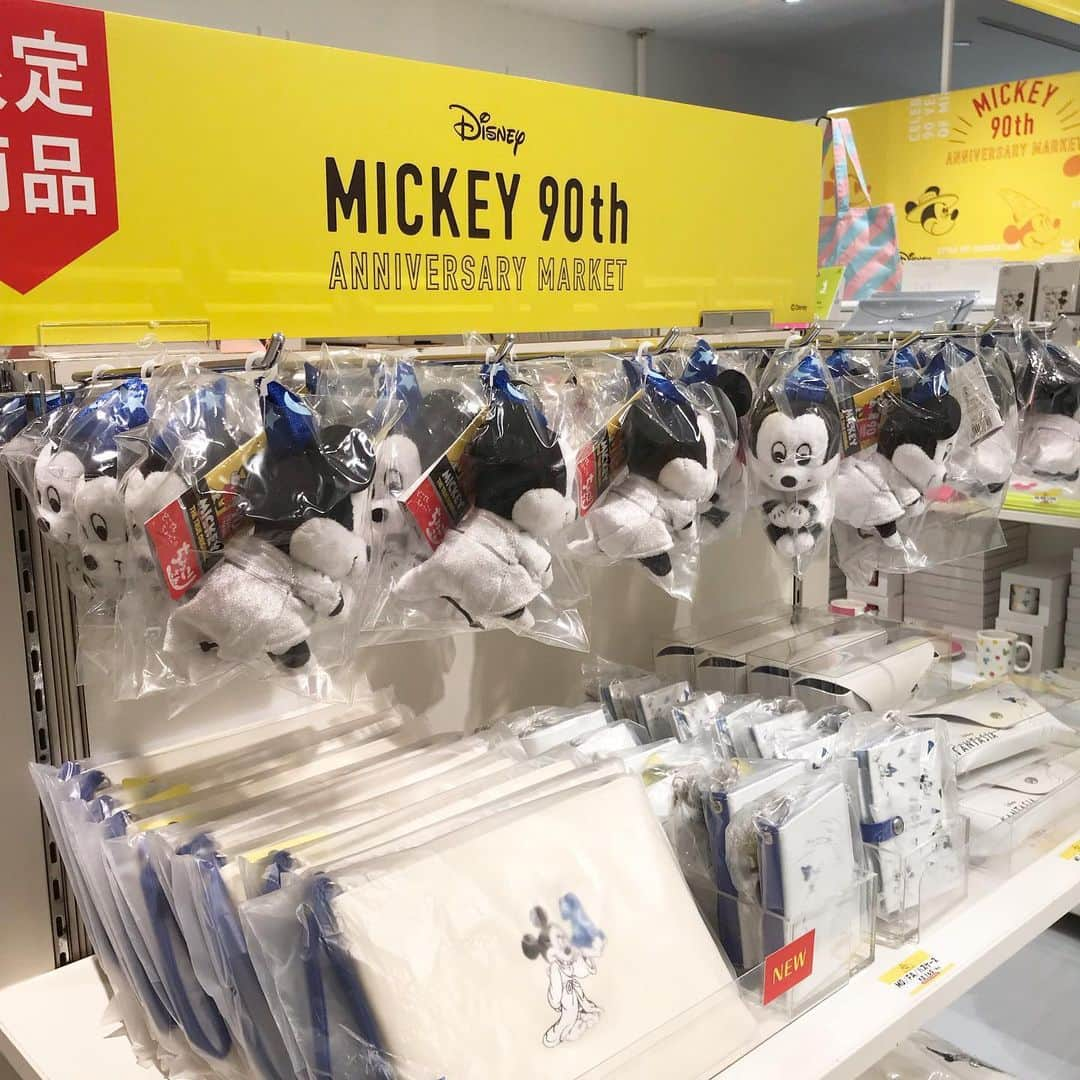 名古屋パルコさんのインスタグラム写真 - (名古屋パルコInstagram)「【南館 7F Disney MICKEY 90th ANNIVERSARY MARKET】ミッキーマウスは1928年11月18日の「蒸気船ウィリー」でのスクリーンデビューから90周年を迎えました。 . いつの時代、どの世代、どのシーンにおいても唯一無二の存在として、常に身近に愛されるミッキーマウス。 そんなミッキーを、人々はその時代、世代に合わせミッキーのキャラクター性を活かした多様なデザインスタイルを生み出してきました。 そのデザインスタイルを90周年限定のスぺシャルマーケットの商品を通じて体験してください。 . 【Disney MICKEY 90th ANNIVERSARY MARKET】 ◾︎会期：2019年6月28日（金）～7月15日（月・祝）10:00～21:00（最終日は18:00閉場） ◾︎会場：南館7F・イベントスぺース ◾︎入場料：無料 . . . #ちょっこりさん #ちょっこりさんディズニー  #ファンタジア #mickey90 #ディズニー #ディズニーグッズ #ミッキー #mickey #disney #名古屋パルコ #名古屋PARCO #nagoyaparco #名古屋 #nagoya #栄 #矢場町」6月28日 16時25分 - parco_nagoya_official