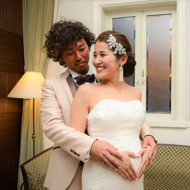 ホテルモントレウェディング【公式】 のインスタグラム：「♥ ￣￣￣￣￣￣￣￣￣￣ @montereyweddingをフォローして 『 #モントレ花嫁 』『 #ホテルモントレ』の タグをつけて投稿してくださいね＊*. . マタニティウェディングで人気のショット♡ お子様への愛情いっぱいなショットを しっかり残しましょう！*. . ◆ホテルモントレ公式HPはこちら* https://www.monterey-wedding.jp . #モントレ #モントレ花婿  #dressy花嫁 #プレ花嫁 #marry花嫁 #卒花 #marryxoxo #wedding #weddingceremony #weddingreception #weddingparty #weddingdress #dress #flower #weddingbouquets #プラコレ #結婚式場 #ウエディングニュース  #日本中のプレ花嫁さんと繋がりたい #結婚式 #パーティー #披露宴 #ホテルウェディング #weddingphoto #weddingphotography #weddingsnap #weddingmemories」