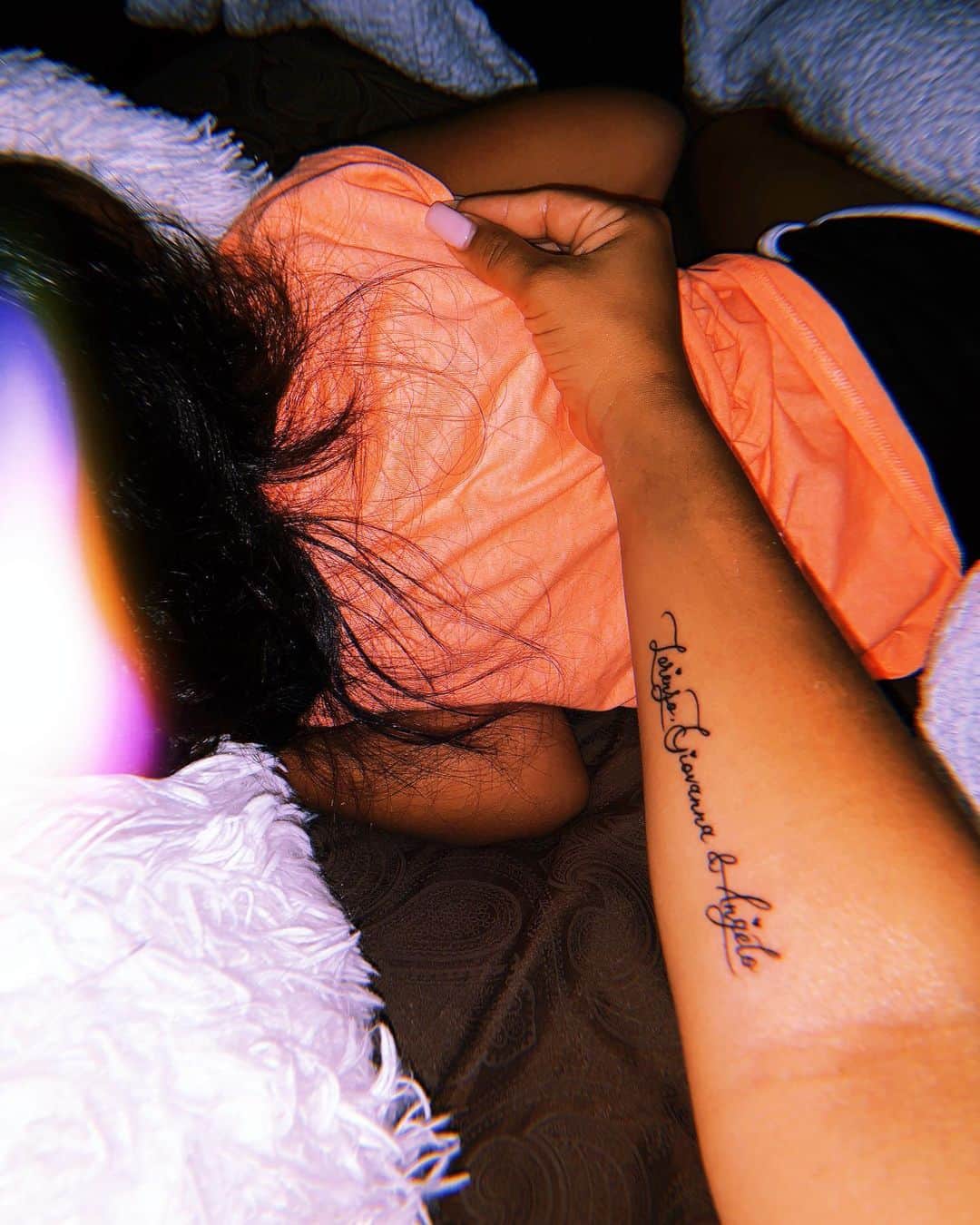 ニコール・ ポリッツィのインスタグラム：「Obsessed with my new tattoo for my nuggets 👦🏽👧🏽👶🏽 thank you to my mawma @tiffanytattooz 🖤 #proudmom」
