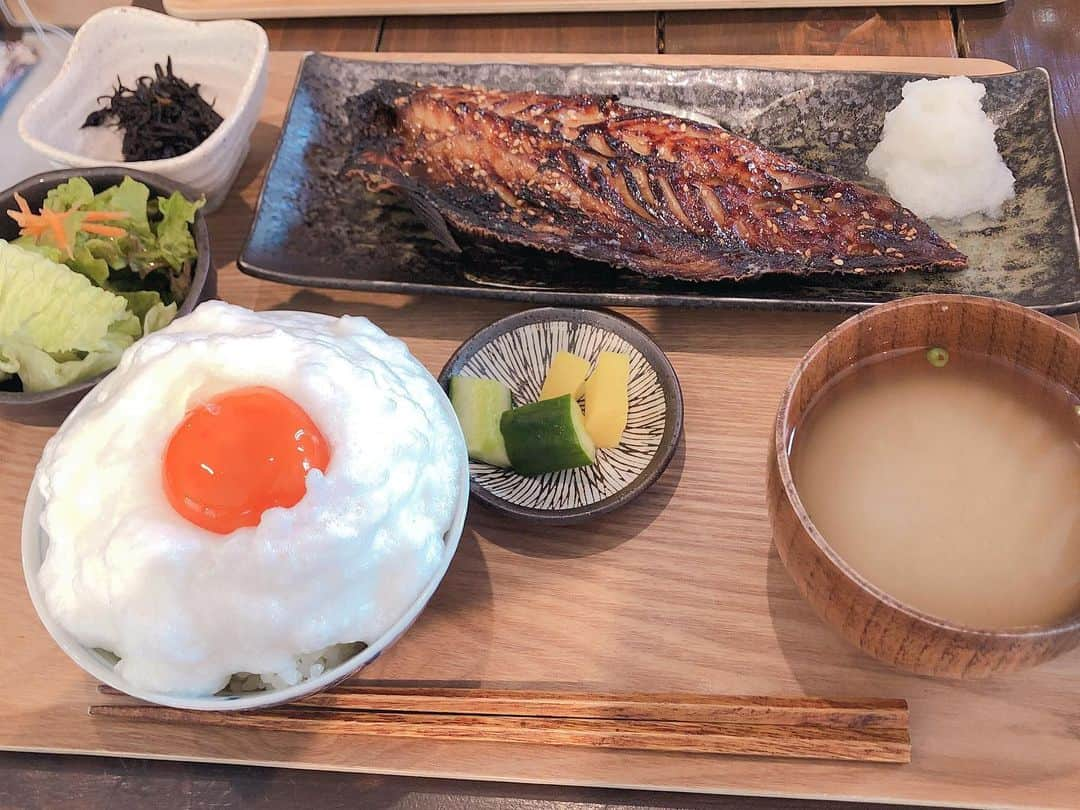 河原美結のインスタグラム：「・ ・ 最近日本食よく食べる🍵🥢 ・ ・ #food #Japanese  #japanesefood #setmeal  #eggoverrice  #grilledfish #yoridokoro #yoridocoro #cafe #lunch #kanagawa #enoshima #kamakura #カフェ #和カフェ #定食 #定食ランチ #さばみりん #ヨリドコロ #よりどころ #鎌倉カフェ #江ノ島カフェ #カフェ巡り #卵かけご飯 #日本食」