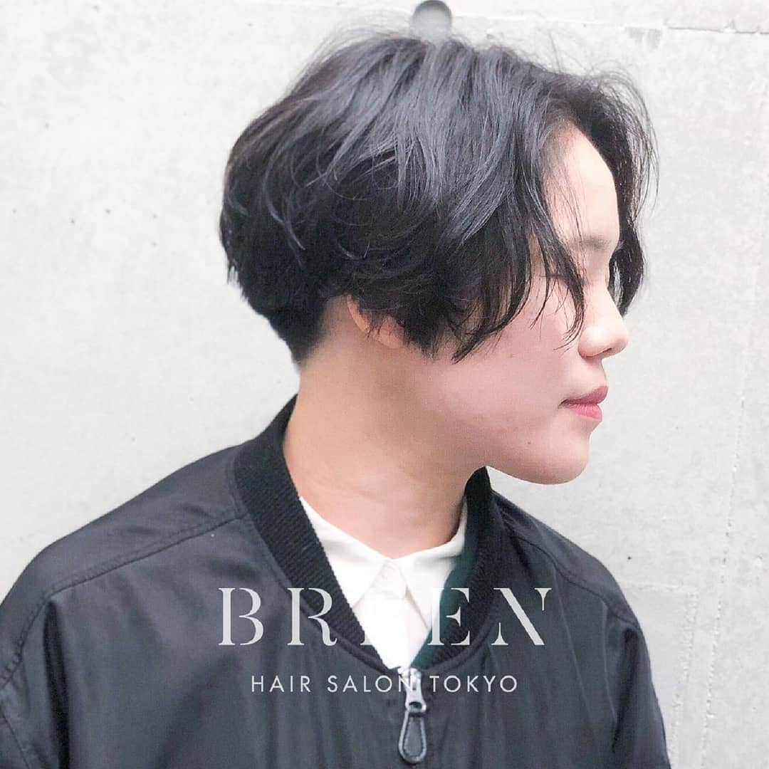 Hairsalon BREEN Tokyoさんのインスタグラム写真 - (Hairsalon BREEN TokyoInstagram)「. 【東京でショートヘアがうまい店・ジェンダーレスなヘアサロン✂】 . 「ただいま！と言ってしまうくらい何度も通いたい美容室」がコンセプト . お客さまが女性：男性比率が１：１　ジェンダーレスです。 . ヘアスタイルの質問はコメントにお願いします！ 担当スタイリストから返信します。 . . Cut:¥5,400 Color:¥5,400 Perm:¥5,400 . . . Hairsalon BREEN Tokyo 原宿駅・明治神宮前駅 5分 東京都渋谷区神宮前3-25-12FUJIBUILDING2F TEL:03-6432-9454 MAIL:info@hair-breen.com . #breentokyo  #原宿美容室 #表参道美容室 #明治神宮前美容室 #原宿ヘアサロン #ヘアサロン  #ヘアスタイリング  #イメチェン #カットが上手い #似合わせカット #ばっさりカット #ショートが得意 #ショートボブ #ショートボブパーマ #レイヤーボブ #切りっぱなしボブ #ショートカット #ショートカット女子 #ナチュラルヘア  #ヘアカラーアッシュ #ばっさりカット #グレージュカラー #抜け感ヘア #ヘアカタログ　 #ジェンダーレス #LGBT」6月28日 16時46分 - hairsalon_breen_tokyo