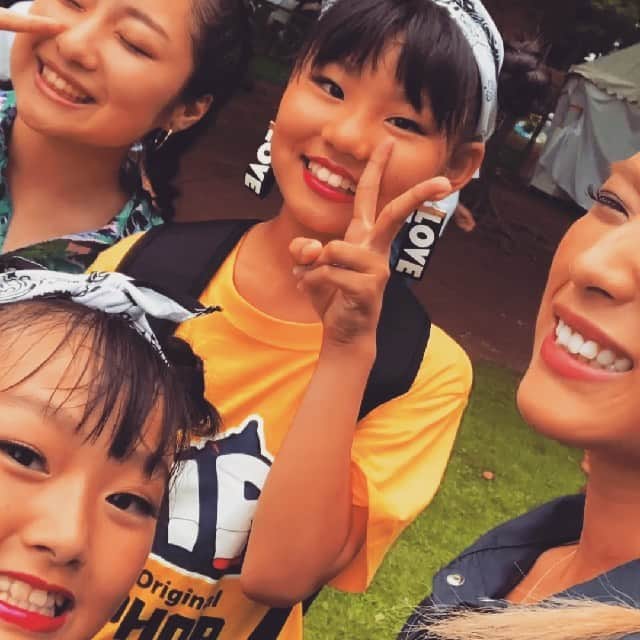 のインスタグラム：「3年前レッスンを２本受け持ち、その曜日が来るのが楽しみで楽しみで仕方なくて、全部の曜日がダンスで埋まってレッスンだけして生きていきたいって口癖のように言ってたのを、ふと思い出した。 、 今はイベント出演に向けて生徒とレベルをあげていかなきゃ、保護者の方に成長を見せなきゃ、このクラスはこの音と振りが似合う。そればかり考えていて気づきもしなかった。 、 あたし、全部の曜日がレッスンで埋まってる。夢が叶ってる。あれ、毎日が幸せだ。 、 みんなと3年いてダンスが上手くなったイベント成功した時の喜びはもちろん。学年が上がった！彼氏ができた！お出かけした！そんな思い出や成長を見られる事も先生としての楽しみであり幸せであり日常。 、 3年前も今も変わらないのは、尊敬する。憧れ。そう言ってもらうこと。 、 これからも自分自身成長してASKを引っ張っていかなくてはと改めて思った。 、 何でもない普通の日ですが、生徒のみんな保護者の皆様に感謝を伝えたくなりました。 、 いつもありがとう。みんなだいすき。今年もたくさん思い出作ろうね💓 、 保護者皆様、今年もイベント盛りだくさんで大変かと思いますがお付き合い宜しくお願いします🙇‍♀️♥️ 、 #dance #hiphop #loveislove #askdance」