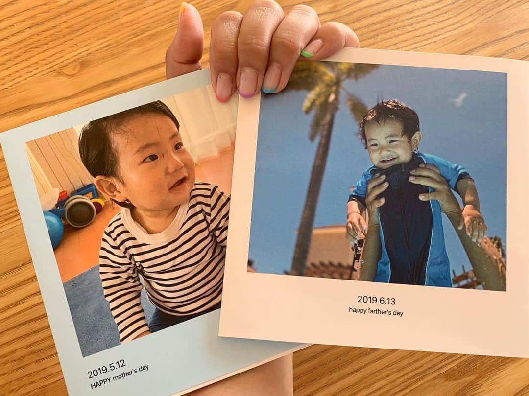 のインスタグラム：「気付けば 息子明日で1歳8ヶ月👦 ・ 母の日や父の日、じぃじばぁばの誕生日などなど、お祝い事には息子の写真を集めたフォトブックをプレゼントしてる🎁 ・ 欲しいもの聞いてもいらないと言われるので、考え抜いた結果です😂 ・ 結局 ついでに自宅用も〜と増えてくフォトブック📘 ・ 印刷してもなかなかまとめられれない面倒くさがり母ちゃんなので、フォトブックさまさまです✨ ・ 旦那さんと付き合った当初は２人のフォトブックも作ってたなぁ😂 ・ #男の子ママ #フォトブック #コメント付き #ネイルも写したい感満載（笑） #1歳8ヶ月  #ふじたの子育て」