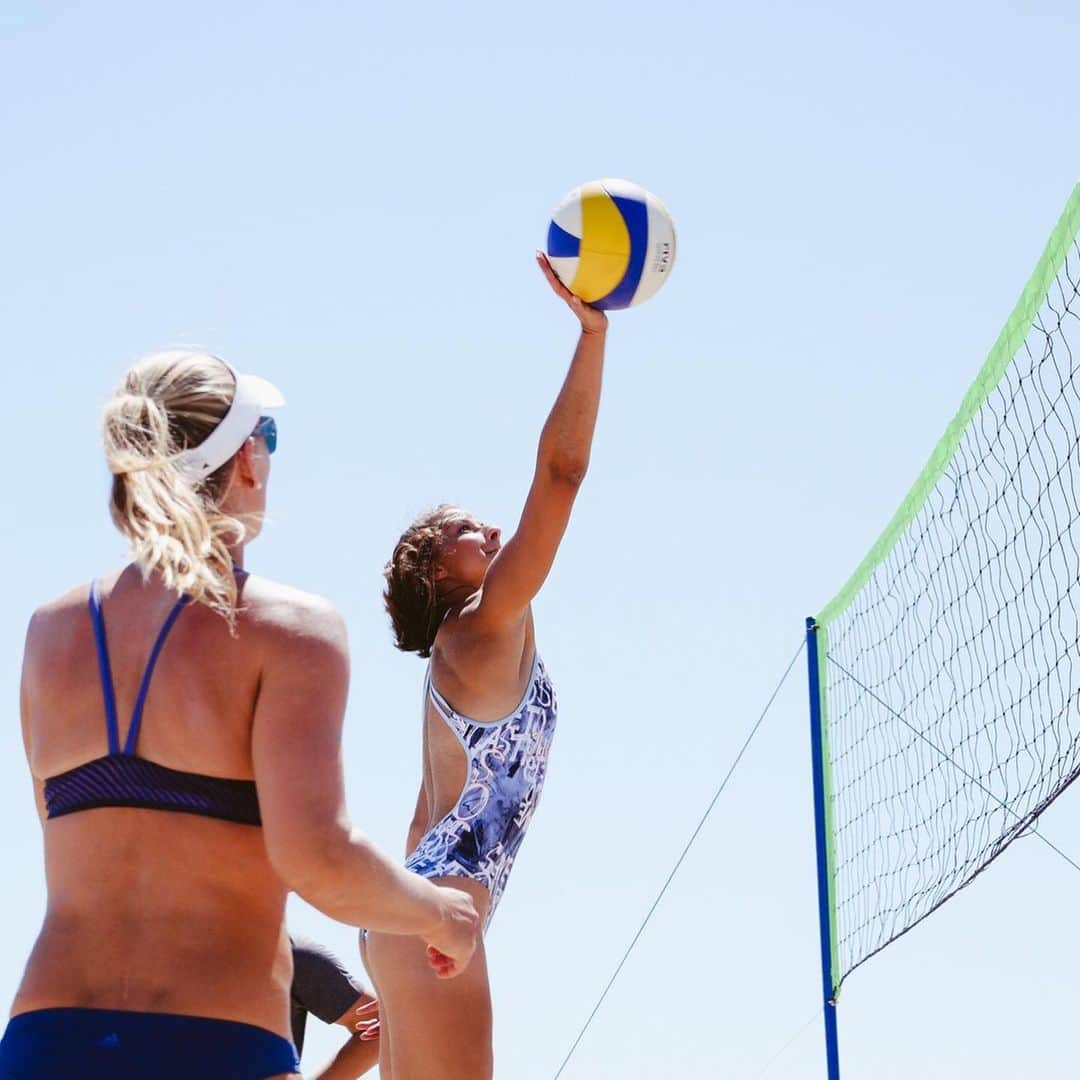 Katrin Fehmのインスタグラム：「Die Beach Volleyball WM 2019 startet am 28.06. in Hamburg! Mit dabei aus dem adidas-Team: @lauraludwig_maggiekozuch und @karlaborger + @juliasudeofficial (@borgersude ) ! Ganz viel Erfolg euch und viele Punkte! 💪🏽 . . #HereToCreate #adidasfam #firethemup #beachwm #parley #adidas」