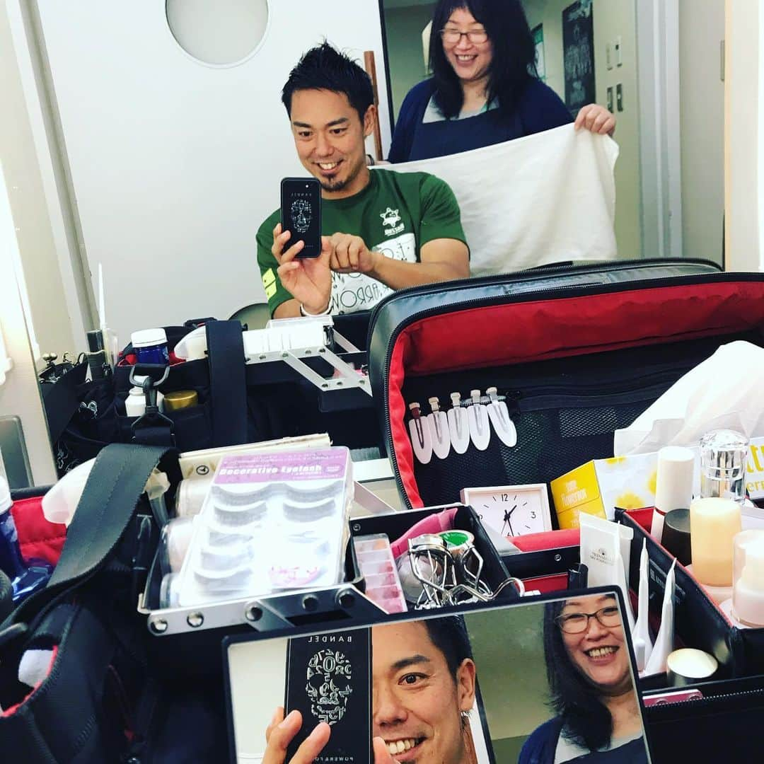 片山真人さんのインスタグラム写真 - (片山真人Instagram)「【ガチャスタグラム 仕事編】  アツく生放送&ラジオ収録😆🔥 番組スタッフさん勢揃いでみんなのパワーは受け取った✨ さあ、決戦の明日へ⚽️⚽️⚽️ #sbc #信越放送 #ずくだせテレビ #sbcラジオ #生放送 #スタッフ総出でありがとう #松本山雅 #yamaga #onesou1 #境界突破 #ガチャ #gacha #片山真人 #また3枚目で芸能人ぶった俺 #黒くてメイクさんすみません #つけまはつけません #チームワーク #razzoli #bandel」6月28日 16時57分 - gachastagram.11