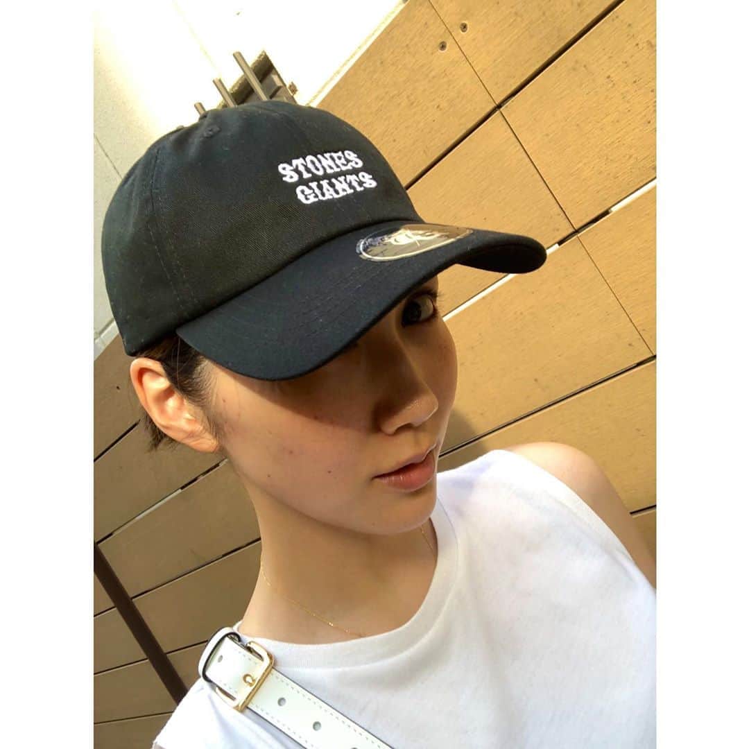 春輝のインスタグラム：「最近プライベートでも使ってるGIANTS×THE ROLLING STONESコラボグッズ👅 野球グッズ持たずに応援派だったけどこれは持って行きたくなるよねー💋  #THEROLLINGSTONES#キャップ#cap#メガホン #読売巨人軍#GIANTS#ジャイアンツ#巨人 #NPB#プロ野球#セリーグ#baseball #春輝#haruki」