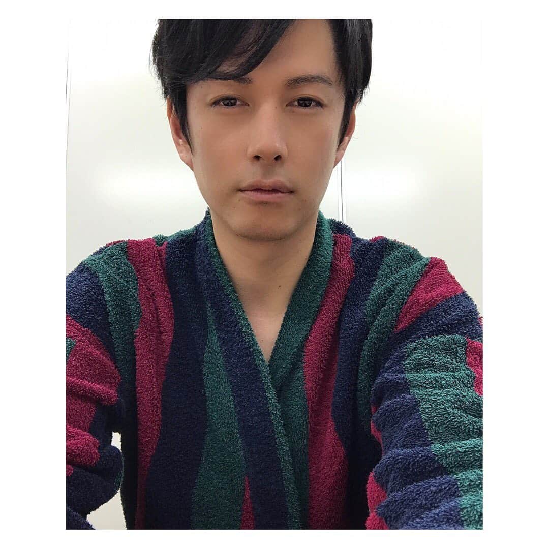 加藤仁志のインスタグラム：「早朝で目がシパシパ。またご報告します。#真顔 #ジー #ぼけーっと #クセの強いガウン」