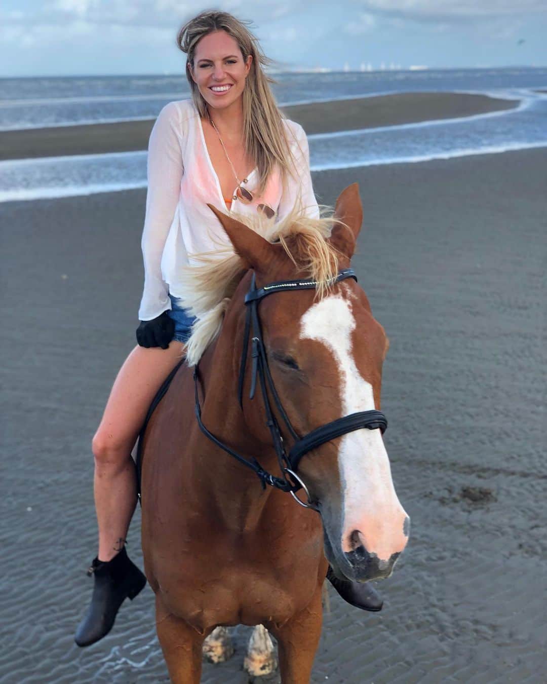 エミリー・シーボームさんのインスタグラム写真 - (エミリー・シーボームInstagram)「Just horsin’ around!  #horseriding #sandgate #beachrides #cowgirl」6月28日 17時12分 - emcbomb