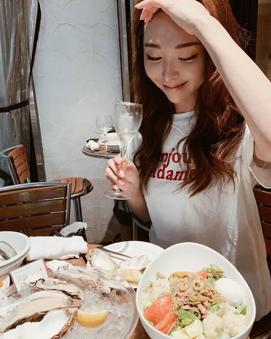 山崎みどりさんのインスタグラム写真 - (山崎みどりInstagram)「テラスで軽食﻿ ﻿ ニースサラダ🥗﻿ と﻿ 生牡蠣6種類食べ比べ❤︎﻿ ﻿ 私は［広田湾］と［丸えもん］が濃厚で美味しくて自分の好みだった👌🏻﻿ ﻿ 牡蠣にはすっきりしたシャンパン🍾&白ワインが最高🤤﻿ ﻿ ﻿ リゾットとかパスタも食べたいところだけどそれは我慢👎🏻﻿ ﻿ ﻿ 友達がオランダ土産でチーズ🧀くれたのー🙌🏻﻿Thank you ﻿ チリ味で美味しそうだけど、めっちゃ大きくて重い！（笑）﻿ ﻿ ──────────────────────────﻿ #テラス #生牡蠣 #オイスター #牡蠣 #oyster #japaneseoysters #広田湾 #丸えもん #ニースサラダ #salad #champagne #シャンパン #🍾 #🥂 #白ワイン #🥗 #テラス席 #terrace #terracecafe #涼しい」6月28日 17時05分 - midori_yamasaki_