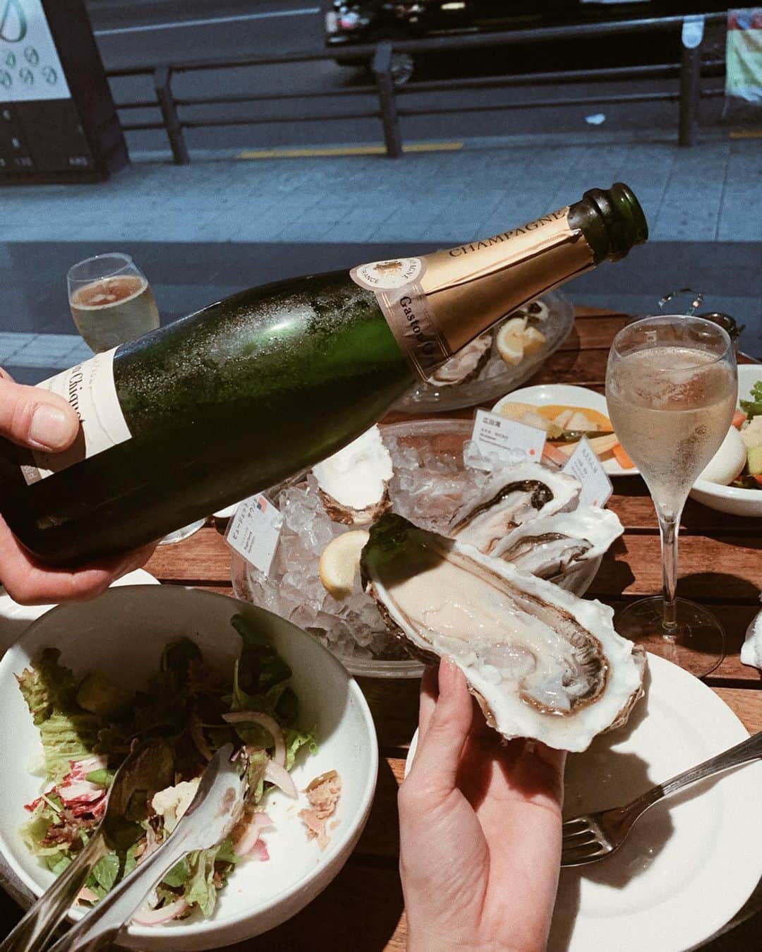 山崎みどりさんのインスタグラム写真 - (山崎みどりInstagram)「テラスで軽食﻿ ﻿ ニースサラダ🥗﻿ と﻿ 生牡蠣6種類食べ比べ❤︎﻿ ﻿ 私は［広田湾］と［丸えもん］が濃厚で美味しくて自分の好みだった👌🏻﻿ ﻿ 牡蠣にはすっきりしたシャンパン🍾&白ワインが最高🤤﻿ ﻿ ﻿ リゾットとかパスタも食べたいところだけどそれは我慢👎🏻﻿ ﻿ ﻿ 友達がオランダ土産でチーズ🧀くれたのー🙌🏻﻿Thank you ﻿ チリ味で美味しそうだけど、めっちゃ大きくて重い！（笑）﻿ ﻿ ──────────────────────────﻿ #テラス #生牡蠣 #オイスター #牡蠣 #oyster #japaneseoysters #広田湾 #丸えもん #ニースサラダ #salad #champagne #シャンパン #🍾 #🥂 #白ワイン #🥗 #テラス席 #terrace #terracecafe #涼しい」6月28日 17時05分 - midori_yamasaki_