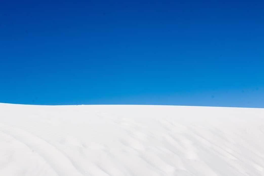 アメリカ大使館さんのインスタグラム写真 - (アメリカ大使館Instagram)「塗り絵みたいな景色は、#ニューメキシコ 州の国境近くにあるその名もWhite Sands National Monument(ホワイトサンズ国定公園)です👀！ 青と白のコントラストが凄すぎます。この景色の中を進んでいくのは本当に不思議な気分。 . #us #usa #america #white #blue #whitesands #bluesky #roadtrip #national #park #monument #studyabroad #アメリカ #留学 #旅行 #海外生活 #空 #公園 #景色 #ドライブ #国立 #白 #青 #instaphoto #newmexico #塗り絵 #絵の具 #painting」6月28日 17時06分 - usembassytokyo