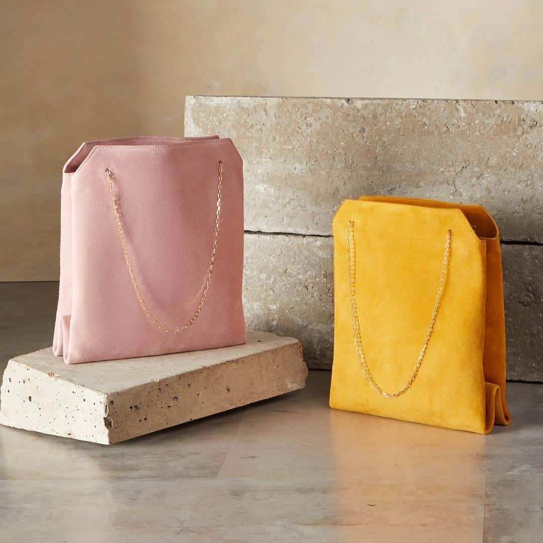 MATCHESFASHION.COMさんのインスタグラム写真 - (MATCHESFASHION.COMInstagram)「Sorbet shades and vibrant hues, shop our edit of bright bags at the link in bio, including these by @therow.」6月28日 17時09分 - matches