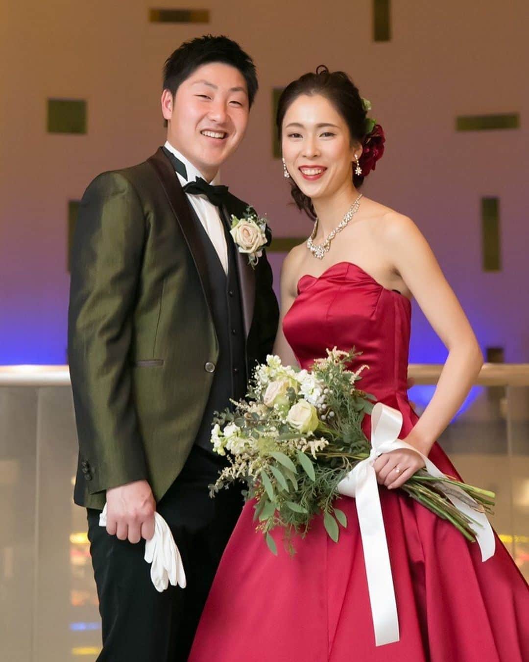 楽婚【公式】Instagramさんのインスタグラム写真 - (楽婚【公式】InstagramInstagram)「@rakukon をフォローして 『#楽婚』をつけて、 お写真の投稿大歓迎♡ 公式IGでリグラムされるかも！？ . ♥楽婚の先輩カップル  Ataru & Sora  会場：#東京ベイ舞浜ホテル >http://bit.ly/2HztQs8 . シックな大人の雰囲気が とってもお似合いなお二人..♡ ホワイトカラーでまとめたブーケと お二人の笑顔もとっても素敵です♩* .  Webでご予約はTOPのURLより♡ ⇒@rakukon . #楽婚 #rakukon #ベストブライダル  #wedding #ウェディング #フォトウェディング #プレ花嫁 #卒花 #日本中のプレ花嫁さんと繋がりたい #プラコレ #marryxoxo #ウエディングニュース #花嫁 #卒花嫁 #2019年春婚  #2019年夏婚 #2019年冬婚  #結婚式準備 #weddingdress #ウェディングドレス #赤ドレス #カラードレス  #クラッチブーケ」6月28日 17時10分 - rakukon