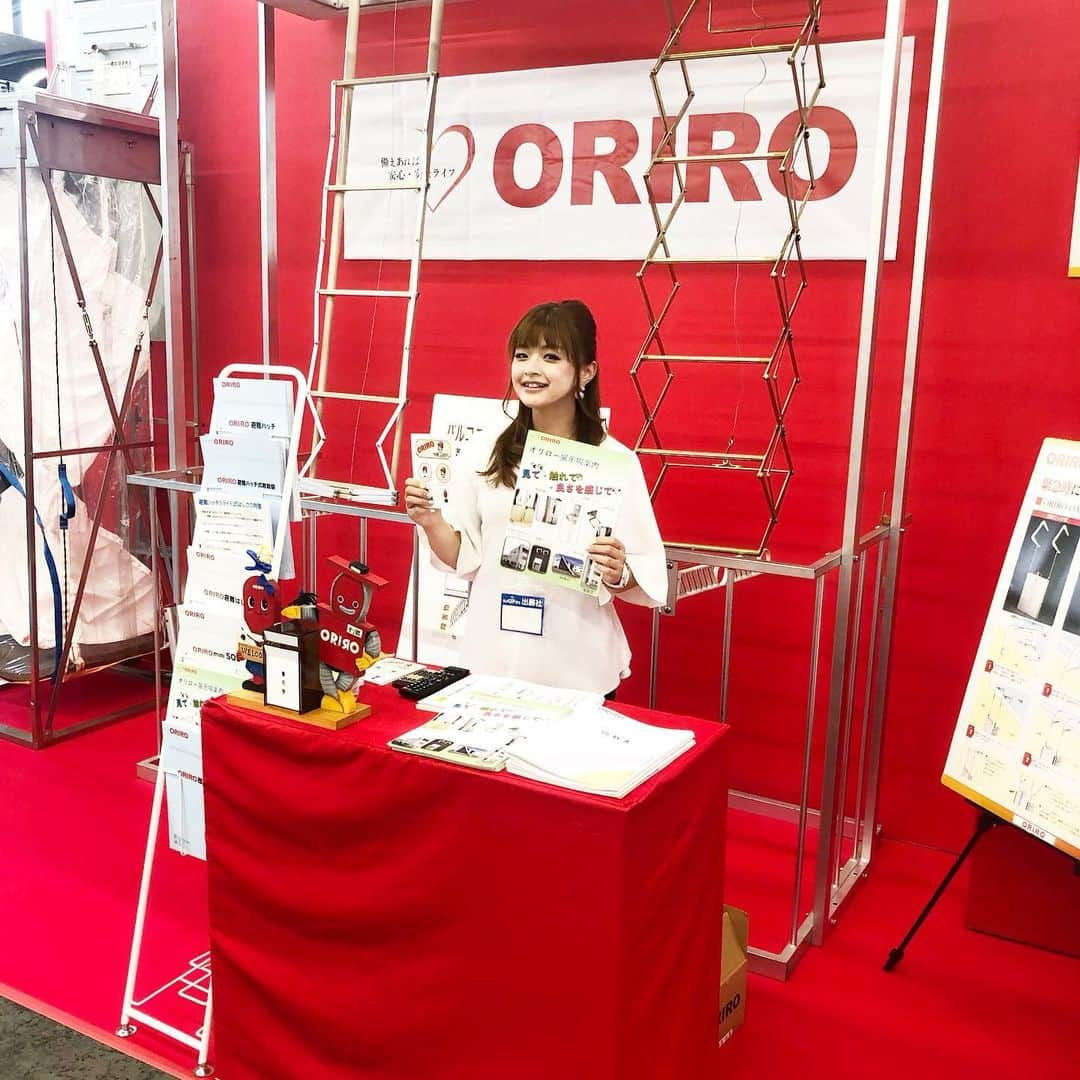 鈴木理沙さんのインスタグラム写真 - (鈴木理沙Instagram)「ORIROさんのお手伝いに〜 東京ドームプリズムホールの出展場所まで伺いました✨ 明日も伺います😊  #東京ドームプリズムホール  #ORIRO #避難ハッチ #展示中 #展示会 #みなさんにORIRO知ってもらいたい #ORIRO商品 #安全安心 #頑張れ #オリロー #イメージキャラクター #プロボウラー #鈴木理沙 #シール配ります欲しい方はお声掛け下さい‼︎」6月28日 17時11分 - risasuzuki0929