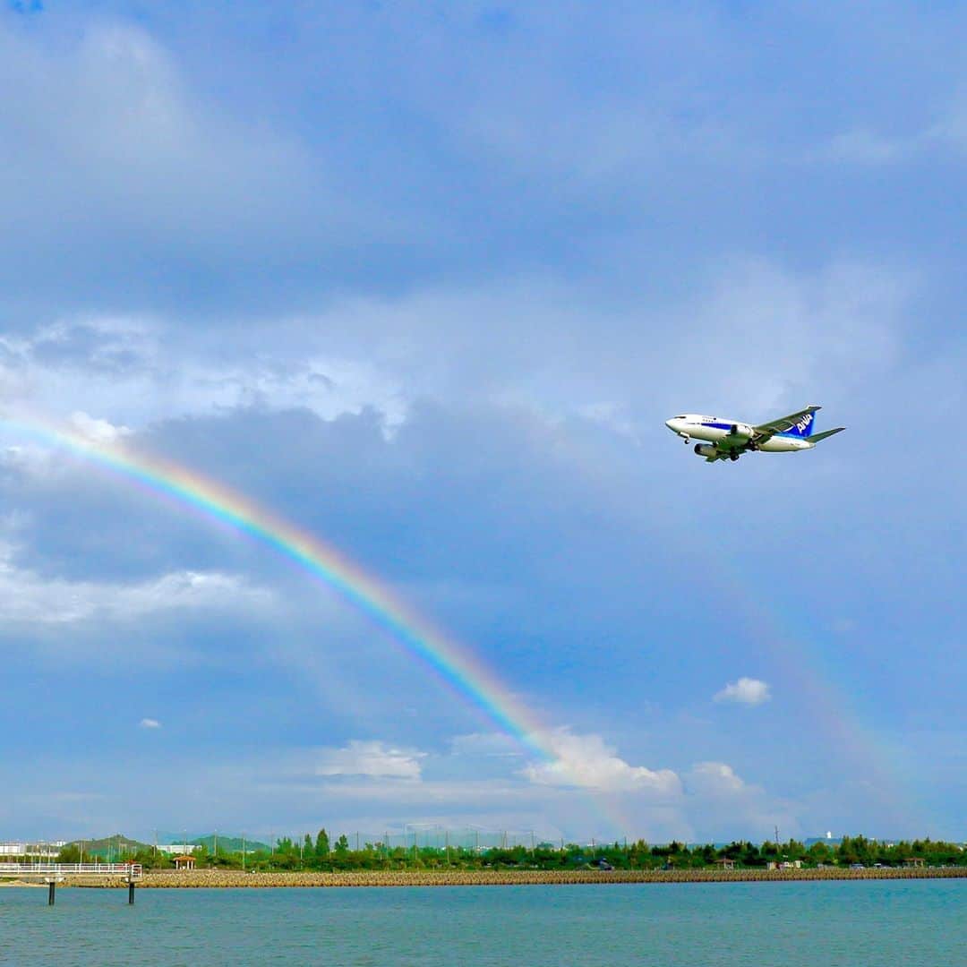 ANAのインスタグラム：「空からの贈り物🌈  #ソラマニ_ヒコーキ #飛行機 #虹 #雲 #海 #雨上がり #梅雨 #旅行 #夏はすぐそこ #rainbow #fly #sky #clouds #sea #japan #trip #anaairplane #airplane  ANAの飛行機は「#ソラマニ_ヒコーキ」をつけて投稿してね✈インスタやANAの各メディアでご紹介していきます✨」