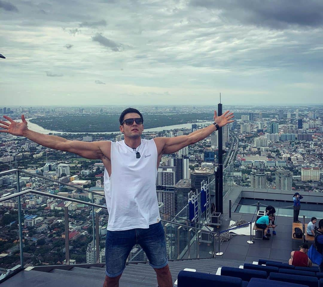 ジュリアン・カンさんのインスタグラム写真 - (ジュリアン・カンInstagram)「Cocktail and a view 😊#skywalk #intheclouds #bangkok #travel #travelgram #backpacker #backpacking #방콕 #스카이워크」6月28日 17時21分 - julienkang