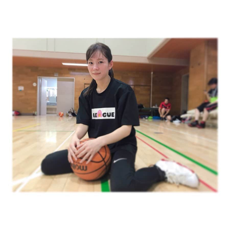 酒井瞳さんのインスタグラム写真 - (酒井瞳Instagram)「#Bリーグ 関係のスタッフさんたちとバスケしてきたよ(^^) 休憩なしでフルで走り回ったよ。お風呂上がりみたいと弄られ、鏡見てびっくり！本当に顔真っ赤の汗びっしょり！まさに部活してた時を思い出したw というか昨日のは部活みたいだったよw けどめちゃくちゃ楽しかったぁぁ！ シュート上手くなりたい！！！！ #バスケ #basketball #スポーツ #部活」6月28日 17時15分 - s.sakaihitomi