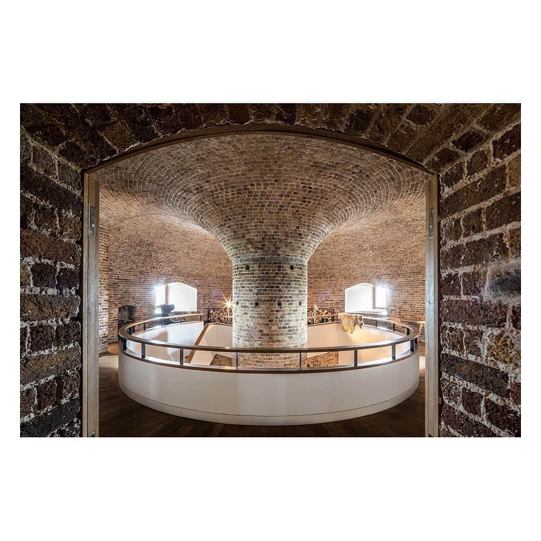 The Modern Houseさんのインスタグラム写真 - (The Modern HouseInstagram)「Step This Way: a converted 19th-century Martello Tower overlooking the sea in Suffolk. Link in bio to see more.」6月28日 17時22分 - themodernhouse