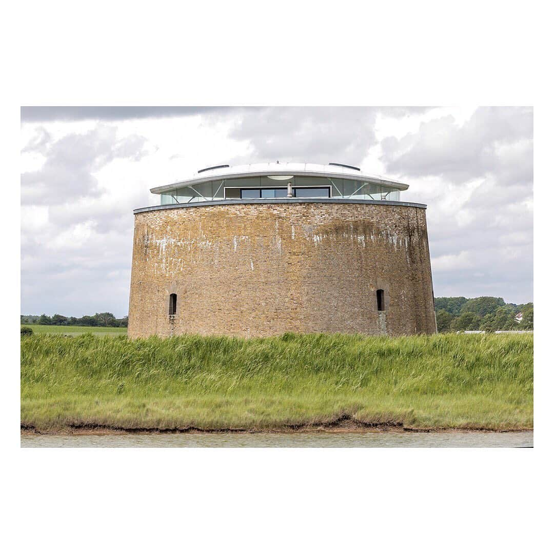 The Modern Houseさんのインスタグラム写真 - (The Modern HouseInstagram)「Step This Way: a converted 19th-century Martello Tower overlooking the sea in Suffolk. Link in bio to see more.」6月28日 17時22分 - themodernhouse