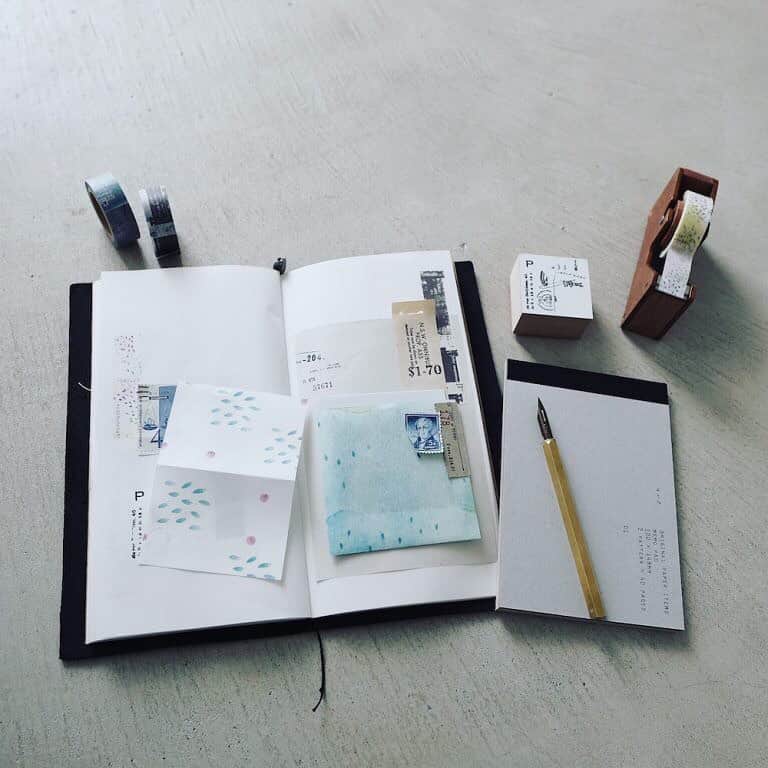 手紙社さんのインスタグラム写真 - (手紙社Instagram)「【「紙博 in 東京 vol.3」出展者が教える紙ものレッスン ⑦ 〜 ちいさな封筒の作り方 〜 】 紙博出展者が教える「紙ものレッスン」も残すところあと2回となりました。第7回は、ヨハクがオリジナルデザインペーパーを使って、スクラップのページにぴったりなちいさな封筒の作り方を教えてくれます！　マスキングテープなどのアイテムとコラージュすれば、開くたびにうっとりするスクラップページの完成。旅先で出会ったショップカードや撮影したチェキをいれたり、切手や小さなメモ帳をいれておいたり……あなたのたくさんの思い出を、ちいさく大切にしまっておく封筒を作ってみませんか？ ※今回使ったヨハクのオリジナルペーパーは、ヨハクのブースで購入することができます . ▶︎詳細はプロフィール「@kamihaku2019」のハイライトへ . ▶︎ボランティアスタッフ募集中！ 詳しくはプロフィールのハイライトへ！ . #手紙社#手紙舎#tegamisha#紙博#kamihaku#紙博in東京#浅草#紙もの#ペーパーアイテム#紙ものレッスン#マスキングテープ#ヨハク#コラージュ#スクラップ#封筒#デザインペーパー」6月28日 17時17分 - tegamisha