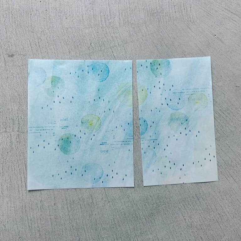 手紙社さんのインスタグラム写真 - (手紙社Instagram)「【「紙博 in 東京 vol.3」出展者が教える紙ものレッスン ⑦ 〜 ちいさな封筒の作り方 〜 】 紙博出展者が教える「紙ものレッスン」も残すところあと2回となりました。第7回は、ヨハクがオリジナルデザインペーパーを使って、スクラップのページにぴったりなちいさな封筒の作り方を教えてくれます！　マスキングテープなどのアイテムとコラージュすれば、開くたびにうっとりするスクラップページの完成。旅先で出会ったショップカードや撮影したチェキをいれたり、切手や小さなメモ帳をいれておいたり……あなたのたくさんの思い出を、ちいさく大切にしまっておく封筒を作ってみませんか？ ※今回使ったヨハクのオリジナルペーパーは、ヨハクのブースで購入することができます . ▶︎詳細はプロフィール「@kamihaku2019」のハイライトへ . ▶︎ボランティアスタッフ募集中！ 詳しくはプロフィールのハイライトへ！ . #手紙社#手紙舎#tegamisha#紙博#kamihaku#紙博in東京#浅草#紙もの#ペーパーアイテム#紙ものレッスン#マスキングテープ#ヨハク#コラージュ#スクラップ#封筒#デザインペーパー」6月28日 17時17分 - tegamisha