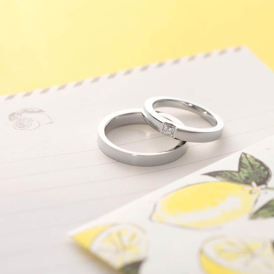 婚約・結婚指輪のI-PRIMO（アイプリモ）公式アカウントさんのインスタグラム写真 - (婚約・結婚指輪のI-PRIMO（アイプリモ）公式アカウントInstagram)「* 大粒のダイヤが中央で力強く輝き、プリンセスカットがスタイリッシュな印象の『フィリア』。ストレートさを強調したモダンなフォルムが飽きのこないデザインです。「相手を思いやる愛」の象徴を、おふたりの薬指に宿して。  結婚指輪：フィリア  #アイプリモ_フィリア * #iprimo #アイプリモ #婚約指輪 #結婚指輪 #ブライダルリング #エンゲージリング #マリッジリング #プレ花嫁 #結婚準備 #婚約 #結婚」6月28日 17時23分 - iprimo_official