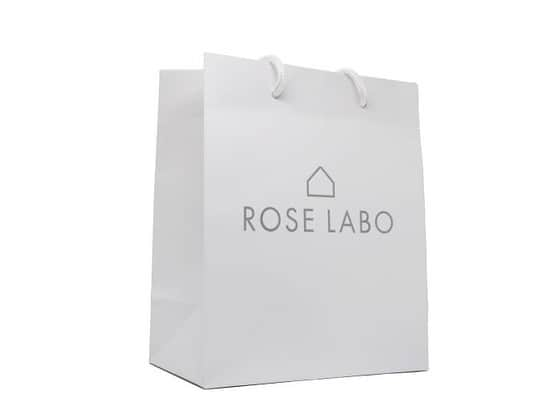 Anny magazineさんのインスタグラム写真 - (Anny magazineInstagram)「【#anny_cosme】﻿ ﻿ ROSE LABO「【限定150個】バラのオイルinミストセット」🌹﻿ ﻿ 『ROSE LABO』は、土を使用しない水耕栽培で農薬を使わずに食べられるバラの栽培しているブランドです。﻿ ﻿ 健康にも美容にも有効なROSEを通して、﻿ 世界中の人々がROSEを愛したクレオパトラのように美しく健康であってほしいという思いで日々栽培をしています👩🏻‍🌾﻿ ﻿ そんな『ROSE LABO』から、オイルインミストとパフュームのセットが登場！﻿ ﻿ オイル入りマルチミストは、﻿ 80%がローズウォーター含む化粧水、﻿ 20%がスクワランや植物性オイルで出来ています。﻿ ﻿ 2層式にすることにより見た目も可愛らしく、オイル特有のべたつきを抑えました。﻿ ﻿ お肌はもちろん、首やデコルテ、髪の毛にもお使いください！﻿ ﻿ ロールオンパフュームは、女性らしい清潔感がある、周囲の人までも笑顔にする香りで、24時間どんなシーンでもお使い頂けます💁🏻‍♀️﻿ ﻿ ブランドオリジナルのギフトボックスも、おしゃれでプレゼントにも最適です🎁﻿ ﻿ 大切な人や、お世話になっている人に、﻿ 豊かなバラの香りをプレゼントしませんか？💝﻿ ﻿ ーーーーーーーーーーーーーーーーーー﻿ ■商品詳細■﻿ ROSE LABO「【限定150個】バラのオイルinミストセット」6,534円 (送料,梱包料込)﻿ ﻿ ■セット内容■﻿ ナチュラルレインR（オイルインミスト）50ml×1　ロールオンパフュームR10ml×1﻿ ﻿ ■原産国■﻿ 日本﻿ ーーーーーーーーーーーーーーーーーー﻿ ※アイテムの詳細は、画像をタッチして﻿ 商品タグからチェックしてくださいね👆☑️﻿ ﻿ #anny#anny__gift﻿ #パケ買い#丁寧な暮らし#日々のこと#シンプルな暮らし#暮らしを楽しむ#女子力向上委員会#美容好きな人と繋がりたい#美容#スキンケア#美肌#メイク#コスメマニア#コスメオタク#化粧品#コスメ好きさんと繋がりたい#オトナ女子#優秀コスメ#大人女子#美意識#美容垢さんと繋がりたい﻿ #バラ#ローズ#ミスト#パフューム#保湿#香水#薔薇」6月28日 17時24分 - anny__gift