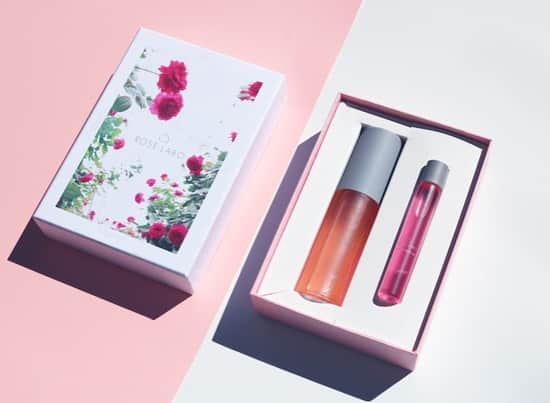 Anny magazineさんのインスタグラム写真 - (Anny magazineInstagram)「【#anny_cosme】﻿ ﻿ ROSE LABO「【限定150個】バラのオイルinミストセット」🌹﻿ ﻿ 『ROSE LABO』は、土を使用しない水耕栽培で農薬を使わずに食べられるバラの栽培しているブランドです。﻿ ﻿ 健康にも美容にも有効なROSEを通して、﻿ 世界中の人々がROSEを愛したクレオパトラのように美しく健康であってほしいという思いで日々栽培をしています👩🏻‍🌾﻿ ﻿ そんな『ROSE LABO』から、オイルインミストとパフュームのセットが登場！﻿ ﻿ オイル入りマルチミストは、﻿ 80%がローズウォーター含む化粧水、﻿ 20%がスクワランや植物性オイルで出来ています。﻿ ﻿ 2層式にすることにより見た目も可愛らしく、オイル特有のべたつきを抑えました。﻿ ﻿ お肌はもちろん、首やデコルテ、髪の毛にもお使いください！﻿ ﻿ ロールオンパフュームは、女性らしい清潔感がある、周囲の人までも笑顔にする香りで、24時間どんなシーンでもお使い頂けます💁🏻‍♀️﻿ ﻿ ブランドオリジナルのギフトボックスも、おしゃれでプレゼントにも最適です🎁﻿ ﻿ 大切な人や、お世話になっている人に、﻿ 豊かなバラの香りをプレゼントしませんか？💝﻿ ﻿ ーーーーーーーーーーーーーーーーーー﻿ ■商品詳細■﻿ ROSE LABO「【限定150個】バラのオイルinミストセット」6,534円 (送料,梱包料込)﻿ ﻿ ■セット内容■﻿ ナチュラルレインR（オイルインミスト）50ml×1　ロールオンパフュームR10ml×1﻿ ﻿ ■原産国■﻿ 日本﻿ ーーーーーーーーーーーーーーーーーー﻿ ※アイテムの詳細は、画像をタッチして﻿ 商品タグからチェックしてくださいね👆☑️﻿ ﻿ #anny#anny__gift﻿ #パケ買い#丁寧な暮らし#日々のこと#シンプルな暮らし#暮らしを楽しむ#女子力向上委員会#美容好きな人と繋がりたい#美容#スキンケア#美肌#メイク#コスメマニア#コスメオタク#化粧品#コスメ好きさんと繋がりたい#オトナ女子#優秀コスメ#大人女子#美意識#美容垢さんと繋がりたい﻿ #バラ#ローズ#ミスト#パフューム#保湿#香水#薔薇」6月28日 17時24分 - anny__gift