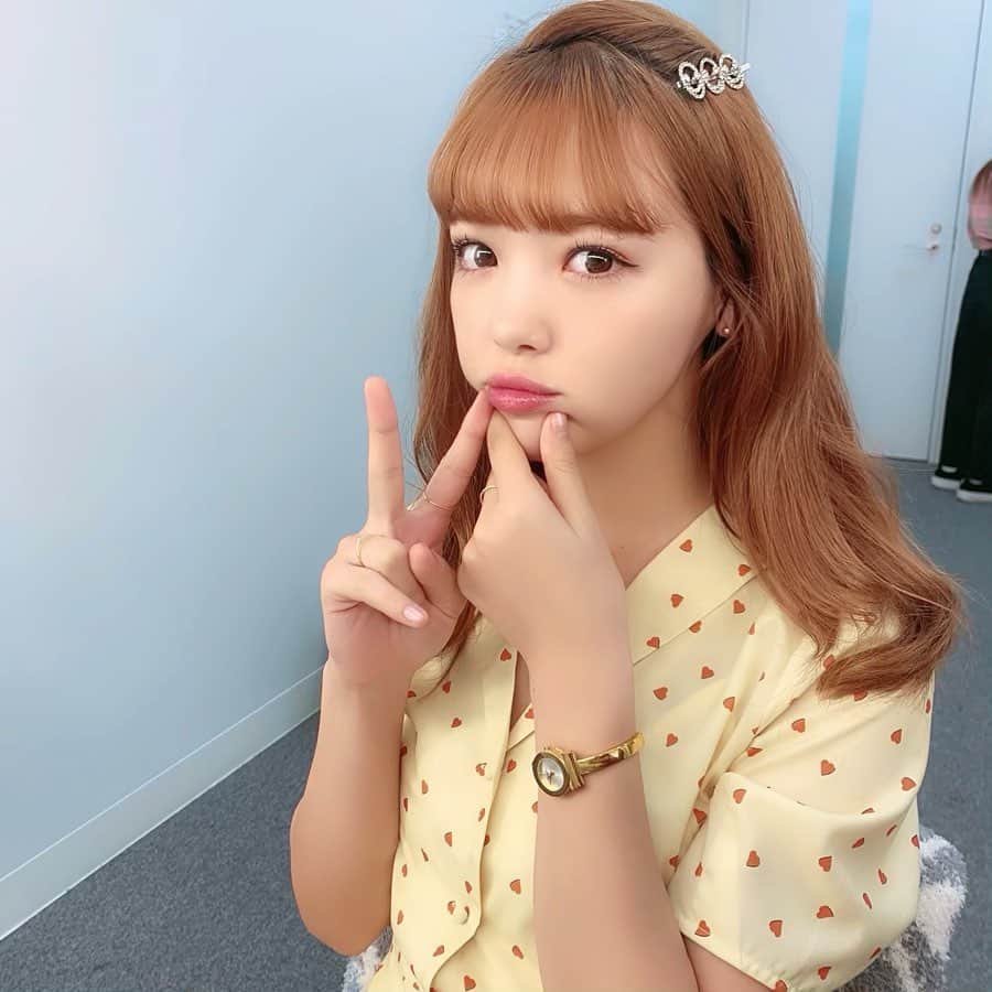 高橋有紀のインスタグラム：「にこちゃんに、にこちゃん付けた☺︎☺︎☺︎ 今日なんか自分の顔を何回もぷにぷにしてて可愛かった（´-`）.｡oO #hairmake #osakana_yuki」