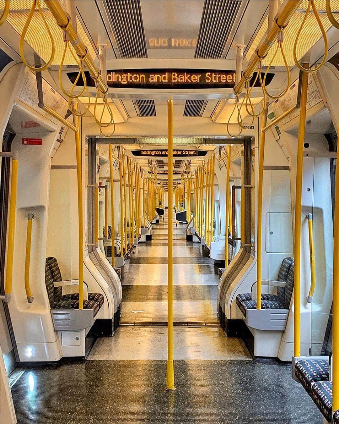 @LONDON | TAG #THISISLONDONさんのインスタグラム写真 - (@LONDON | TAG #THISISLONDONInstagram)「Friday #RushHour on the #CircleLine.... jokingggggg! 🤣🙈 If only... 😆 Happy Friday everyone! 📸 Great shot from @_aaperspective_ 🚇 // #thisislondon #london #londonunderground #tfl 🇬🇧❤️🇬🇧」6月28日 17時28分 - london