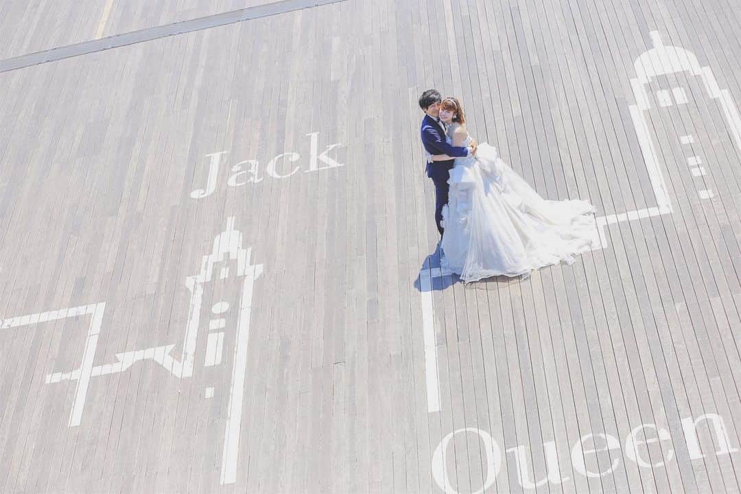 CLAIREのインスタグラム：「Jack&Queen✨ ・ 船の甲板をイメージした、開放的なウッドデッキにて。 ・ 横浜ならではのロケーション撮影はいかが？？ ・ @clairebridalstudio」