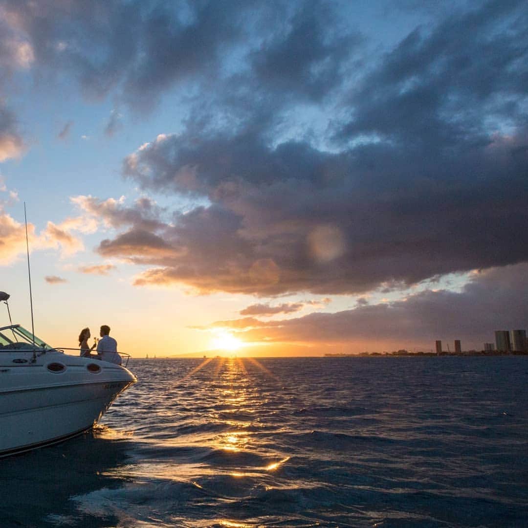 Luxury Cruise by Captain Bruceさんのインスタグラム写真 - (Luxury Cruise by Captain BruceInstagram)「ハワイの花火鑑賞はぜひ特等席で！⁠ ⁠ 7月と言えばアメリカの大花火大会。今年は7/4(木)に開催されます。⁠ 🎆プライベートクルーズなら、盛大に打ち上げられる花火がまさに頭上に広がります。⁠ ⁠ ⁠ #captainbruce #privatecharter #waikiki #koolina #oahulife #hawaii #oahu #boatcharter #IndependenceDay  #fourthofjuly #celebration #fireworks #花火 #キャプテンブルース #プライベートクルーズ #ワイキキ #コオリナ #ハワイ #海 #サンセットクルーズ」6月28日 17時36分 - cptbruce_hi