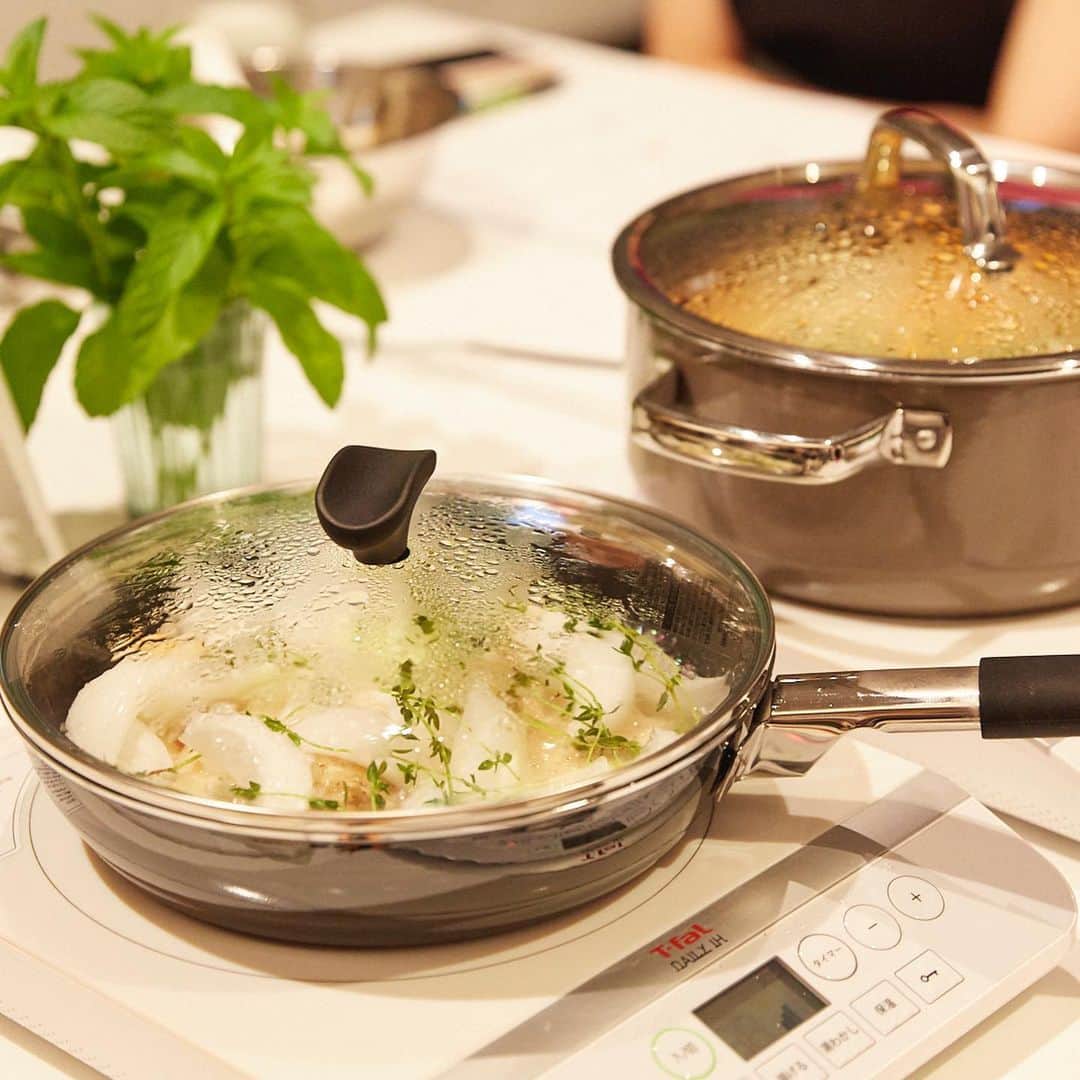 暮らし上手さんのインスタグラム写真 - (暮らし上手Instagram)「. ＼イベントレポート公開／ . 5/26に開催された『ワタナベマキさんに習うWMF「フュージョンテック ミネラル」を使った料理教室』  ドイツのキッチン&テーブルウェアブランド、WMFの新シリーズ「フュージョンテック ミネラル」の鍋とフライパンを使って、ヘルシーで美味しい料理をお楽しみいただきました。  当日は以下の3品を作りました＾＾ ・新人参とアーモンドのピラフ ・ズッキーニのレモンマリネ ・鶏と新玉ねぎのハーブブレゼ  ご参加いただいた皆さま、ありがとうございました！  イベントレポートはハイライトの「イベントレポート」から →@kurashijouzu_official  記事のURLはこちら →https://www.kurashijouzu.jp/articles/food-recipe/food-recipe-51787/  #kurashi #暮らし上手 #丁寧な暮らし #wmf #ヴェーエムエフ #フュージョンテックミネラル #ワタナベマキ #料理教室 #二子玉川 #蔦屋家電二子玉川 #蔦屋家電 #料理 #stockthepantry #ストックザパントリー#イベントレポート」6月28日 17時36分 - kurashijouzu_official