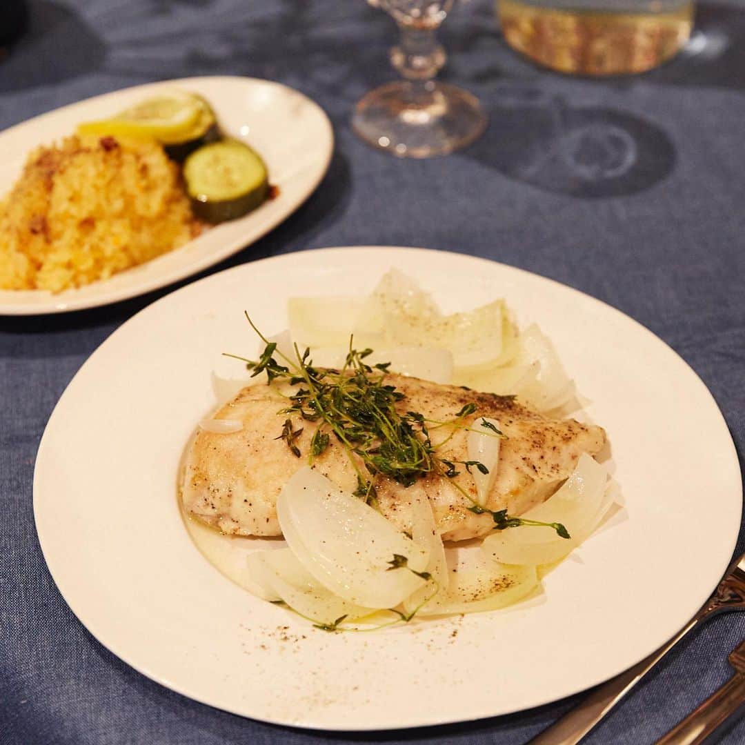 暮らし上手さんのインスタグラム写真 - (暮らし上手Instagram)「. ＼イベントレポート公開／ . 5/26に開催された『ワタナベマキさんに習うWMF「フュージョンテック ミネラル」を使った料理教室』  ドイツのキッチン&テーブルウェアブランド、WMFの新シリーズ「フュージョンテック ミネラル」の鍋とフライパンを使って、ヘルシーで美味しい料理をお楽しみいただきました。  当日は以下の3品を作りました＾＾ ・新人参とアーモンドのピラフ ・ズッキーニのレモンマリネ ・鶏と新玉ねぎのハーブブレゼ  ご参加いただいた皆さま、ありがとうございました！  イベントレポートはハイライトの「イベントレポート」から →@kurashijouzu_official  記事のURLはこちら →https://www.kurashijouzu.jp/articles/food-recipe/food-recipe-51787/  #kurashi #暮らし上手 #丁寧な暮らし #wmf #ヴェーエムエフ #フュージョンテックミネラル #ワタナベマキ #料理教室 #二子玉川 #蔦屋家電二子玉川 #蔦屋家電 #料理 #stockthepantry #ストックザパントリー#イベントレポート」6月28日 17時36分 - kurashijouzu_official