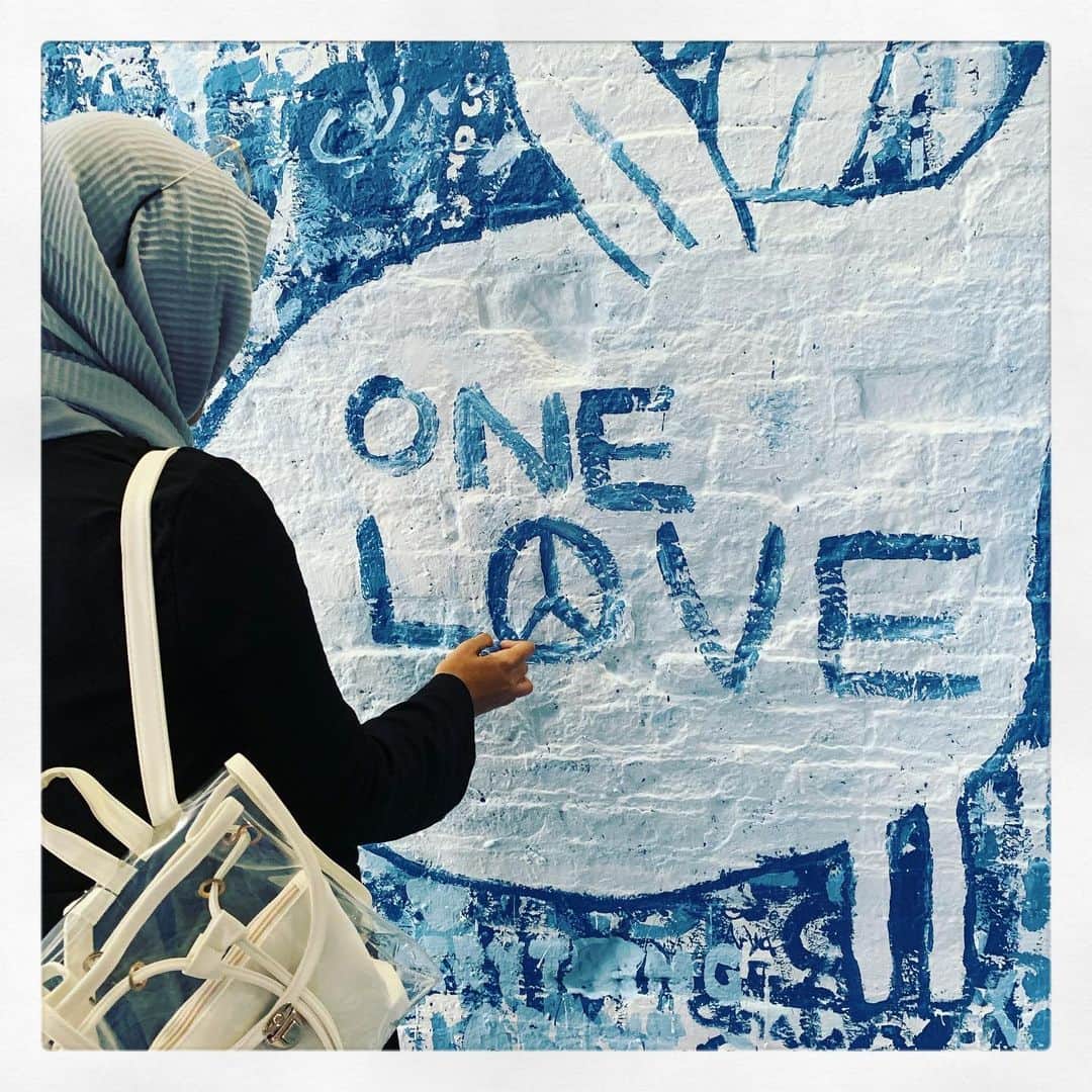 エレン・ポンピオさんのインスタグラム写真 - (エレン・ポンピオInstagram)「This is Yoko Ono’s response to the refugee crisis... everyone was invited to come in and paint on the wall...#YokoOno #onelove」6月29日 4時32分 - ellenpompeo
