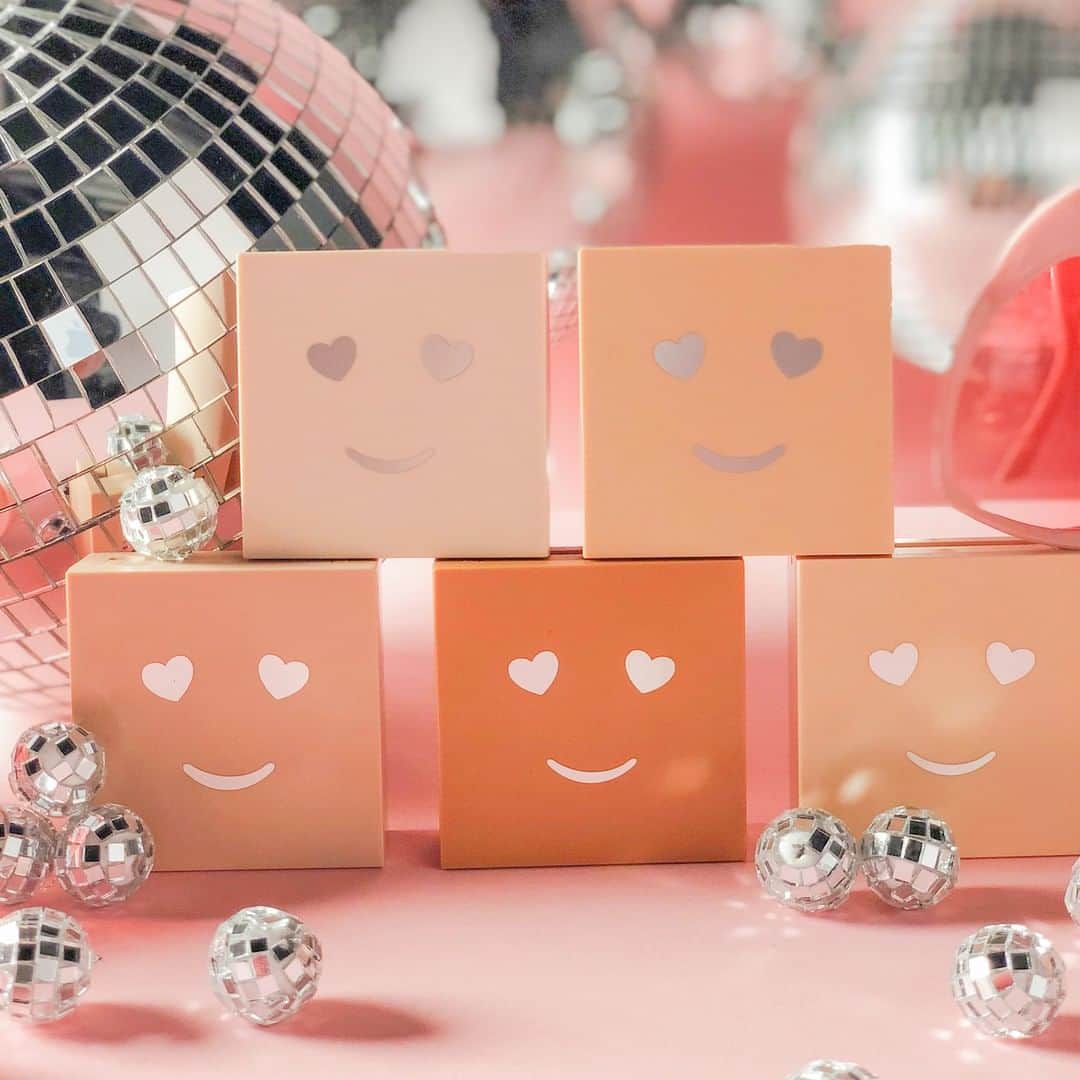Benefit Cosmetics UKさんのインスタグラム写真 - (Benefit Cosmetics UKInstagram)「Brand NEW, baby! It’s Hello Happy Velvet Powder Foundation. It’s oh-so-smooth with a natural-matte finish and available nationwide for £26 😘 #benefit #beauty #foundation #hellohappy . . . 📷 Image Description: NEW hello happy velvet powder stacked in a pyramid formation」6月29日 3時01分 - benefitcosmeticsuk