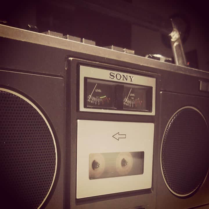 のインスタグラム：「‪友人が復活させた1978年製のラジカセで1985年11月30日を聴きました。‬ #ブルーハーツ #リンダリンダ #デビュー前 #thebluehearts #甲本ヒロト #真島昌利 #河口宏之 #英竜介」