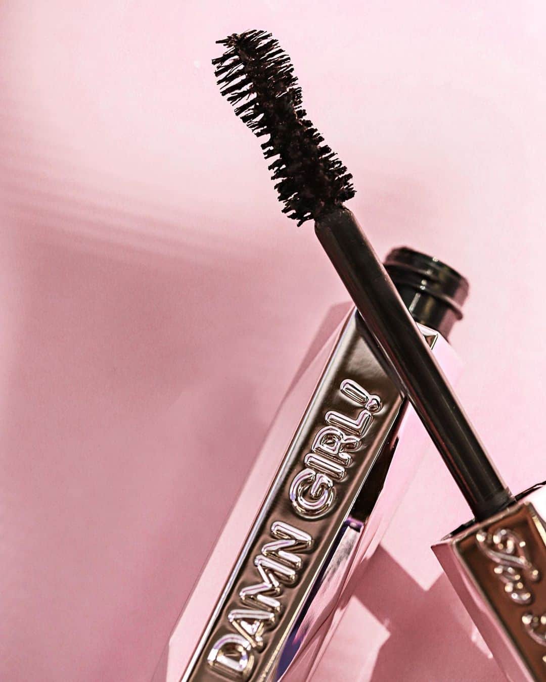 Too Facedさんのインスタグラム写真 - (Too FacedInstagram)「Take your lashes to new heights with our Damn Girl! 24-Hour Mascara! 🖤 Delivers an immediate full load of EXTREME volume without a heavy feel! #tfdamngirl #toofaced」6月29日 3時10分 - toofaced
