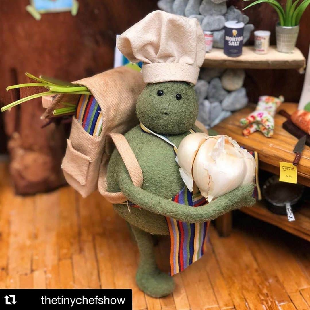 クリスティン・ベルさんのインスタグラム写真 - (クリスティン・ベルInstagram)「I have a very tiny announcement to make! #Repost @thetinychefshow ・・・ Well we have some super exciting news to announce!!! The Tiny Chef Show is partnering with  IMAGINE @imagineentertainment , ( @realronhoward @swsperber65 @briangrazer ) and @kristenanniebell as we move forward and find all the best ways to elevate and capture The Tiny Chef’s big ol’ heart and share him with the world in the best ways possible. How. Cool. Is. This? . .  While the tiny team is super excited we are waiting to tell The Chef until after his two week thank you week is over because to be honest he is completely consumed with getting all of his thank yous just right and we think this would over stimulate him at the moment. (He still doesn’t understand the K next to our followers number and the team has allowed him to assume we’re still pretty small potato’s so he doesn’t get overwhelmed!) We will find a safe and gentle way to let him know this incredible news. . . . LINK IN BIO FOR FULL DEADLINE ARTICLE ON PARTNERSHIP ANNOUNCEMENT!  #Repost @realronhoward with @get_repost ・・・ So excited to partner with @thetinychefshow!」6月29日 3時12分 - kristenanniebell