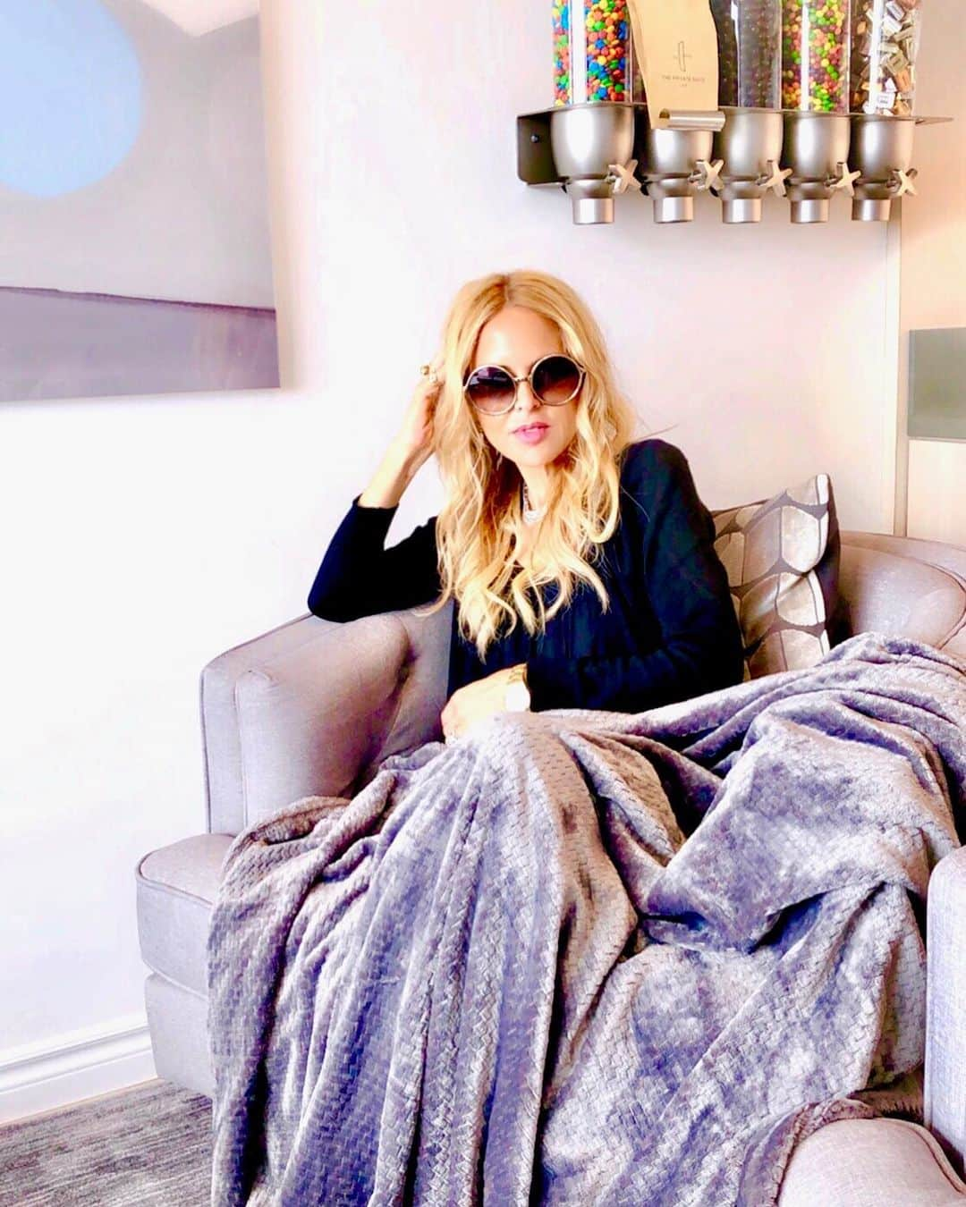 レイチェル・ゾーさんのインスタグラム写真 - (レイチェル・ゾーInstagram)「When you’re ready for summer vacation to start but also too cozy to move! 😂☀️🌴🌊✈️ 😎XoRZ @theprivatesuite #summertime #summertravel #vacationmode #theprivatesuite」6月29日 3時19分 - rachelzoe