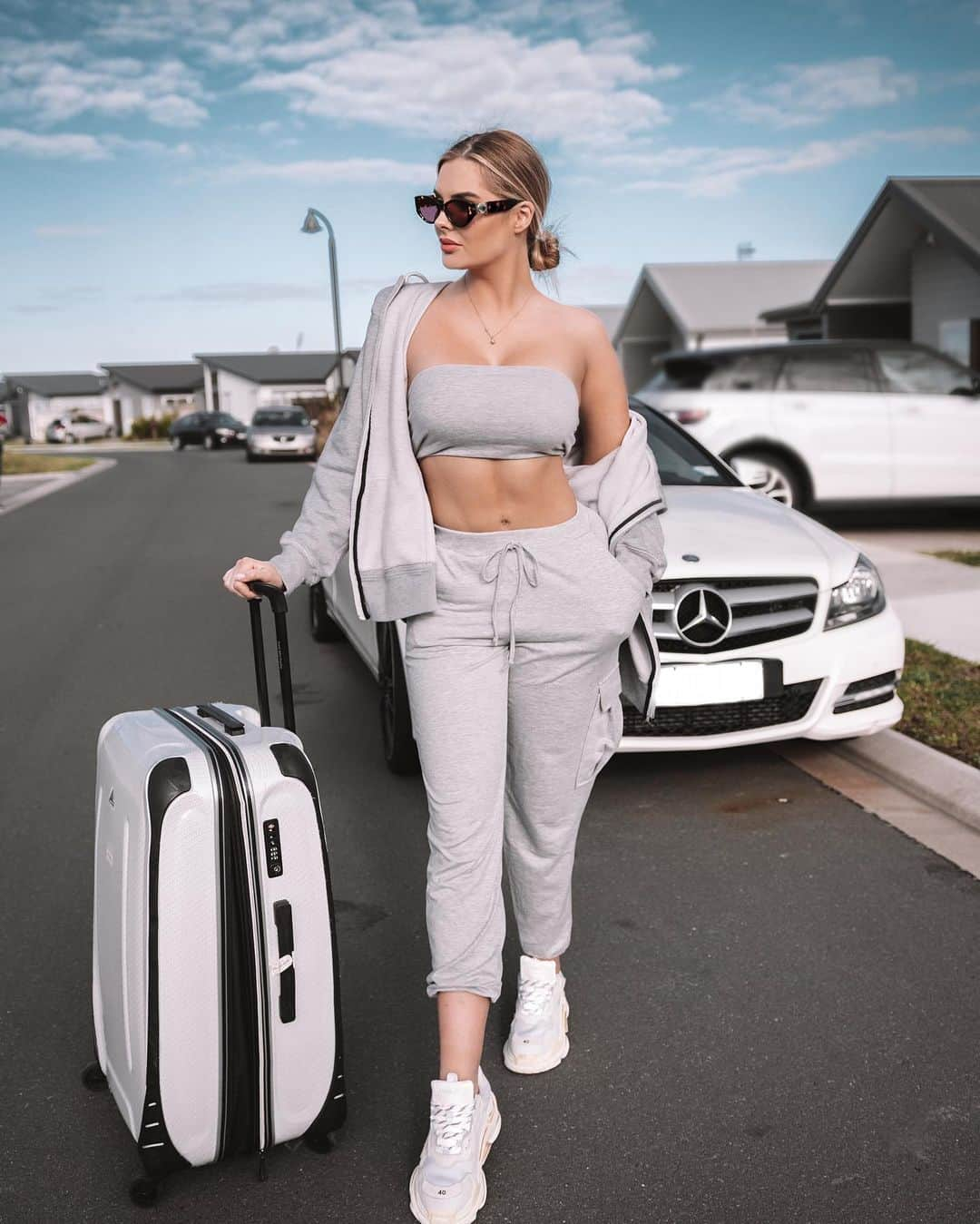 サラ・ハリスさんのインスタグラム写真 - (サラ・ハリスInstagram)「Sydney bound wearing @fashionnova 😎 2 MORE DAYS!!! Arghhhhh who’s excited? I’m both nervous AND excited if I’m gonna be honest. 😅 Thank you so much to everyone for your support. It means the absolute world!」6月29日 3時19分 - iamsarahharris