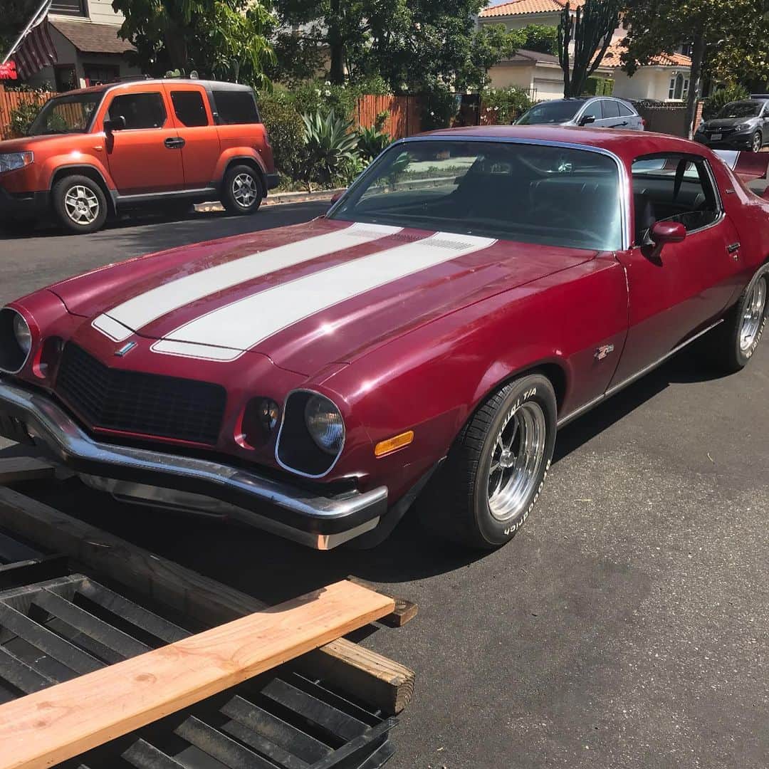 ストーン・コールド・スティーブ・オースチンのインスタグラム：「‘Ol Red headed to Broken Skull Ranch, NV. Along w my Texaco sign from @suprsonix and Sons.  @cliffyc_nv hauls all my stuff. If you got it, Cliff can haul it.  Menace Motor Transport」