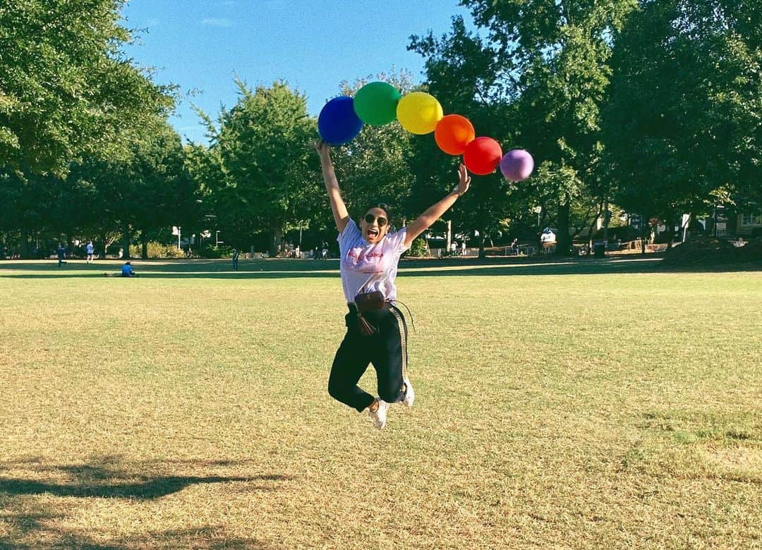 Ana Brenda Contrerasのインスタグラム：「Todos los días me siento orgullosa de mis amigos, familiares y fans #lgbt Pero especialmente hoy los celebro! Por que no hay valentía más grande en la vida que ser tu mismo en un mundo donde te juzgan y siempre intentan convertirte en otra cosa. A todos los valientes y congruentes Felicidades hoy en su día! Mi amor y admiración siempre! Además, seamos honestos los antros gays tienen la mejor música y ambiente 🌈 y si tienes el privilegio de no tener que defender quien eres por que es lo “común” mejor respeta o shhhhhhh!! 💙💚💛🧡❤️💜Every day I feel proud of my #Lgbt Friends, family and fans but especially today! I cheer y’all! To all the brave out there ! Because there’s is no greater accomplishment than to be yourself in a world that is constantly judging and trying to make you something else. Much respect and love always and let’s be honest gay bars have the best music 😉 and if you’re privileged enough and you don’t have  to defend who you are or who you love respect or be quiet. // #pride #loveislove #gaypride #lgbtq 🌈❤️」