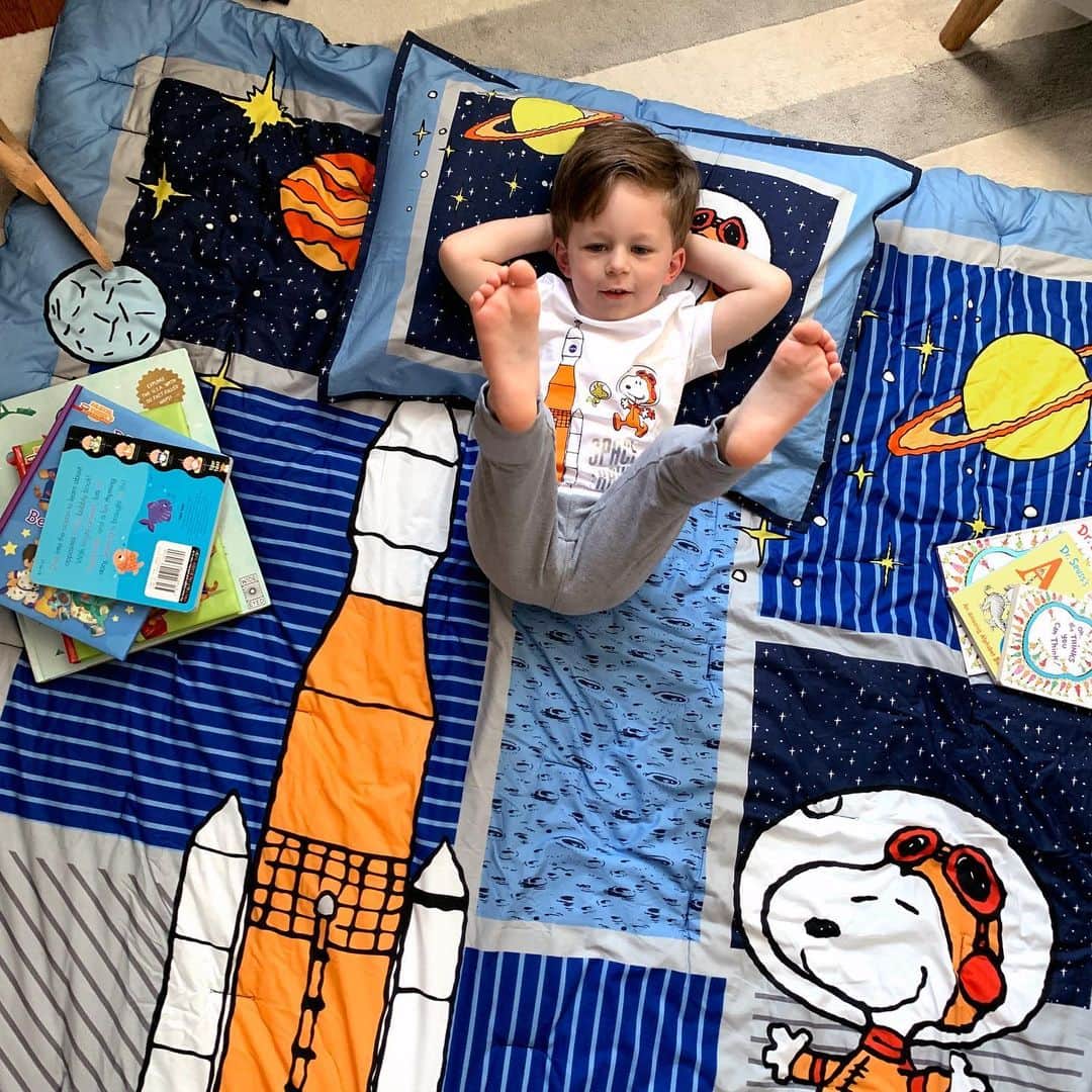 Helena Glazer Hodneさんのインスタグラム写真 - (Helena Glazer HodneInstagram)「When I told Nate that we were going to have a little a "sleepover" adventure in his room, he was over the moon! In collaboration with Peanuts, @landsend kids launched the most adorable collection of clothes and bedding. After we were done with our sleepover, I tried to roll up the blanket and he was simply not having it. It's currently living in his bedroom floor until the immediate future and quite honestly, I'm all for it. All these little special phases go by too quickly! Shop the entire collection at landsend.com/peanuts #LandsEndKids #sponsored」6月29日 3時28分 - brooklynblonde1