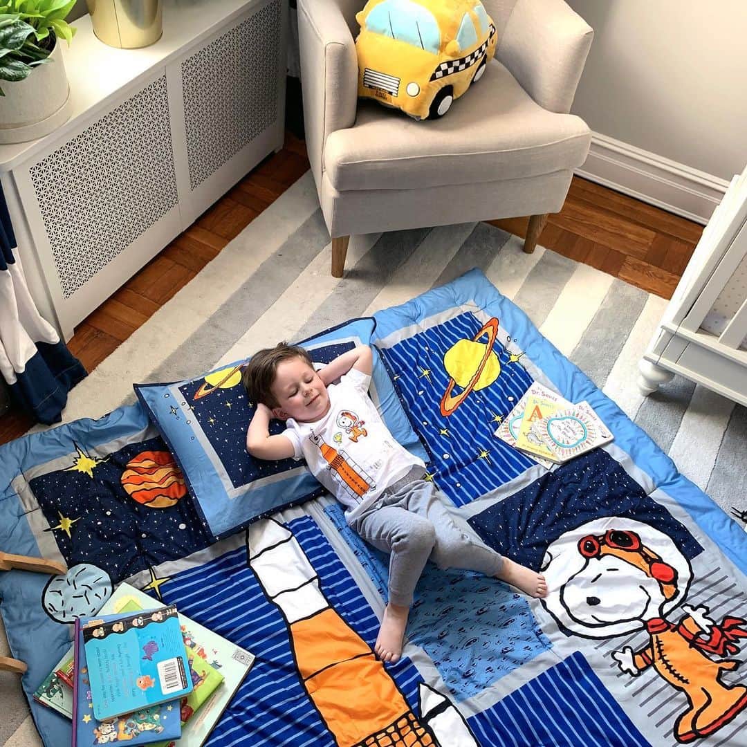 Helena Glazer Hodneさんのインスタグラム写真 - (Helena Glazer HodneInstagram)「When I told Nate that we were going to have a little a "sleepover" adventure in his room, he was over the moon! In collaboration with Peanuts, @landsend kids launched the most adorable collection of clothes and bedding. After we were done with our sleepover, I tried to roll up the blanket and he was simply not having it. It's currently living in his bedroom floor until the immediate future and quite honestly, I'm all for it. All these little special phases go by too quickly! Shop the entire collection at landsend.com/peanuts #LandsEndKids #sponsored」6月29日 3時28分 - brooklynblonde1