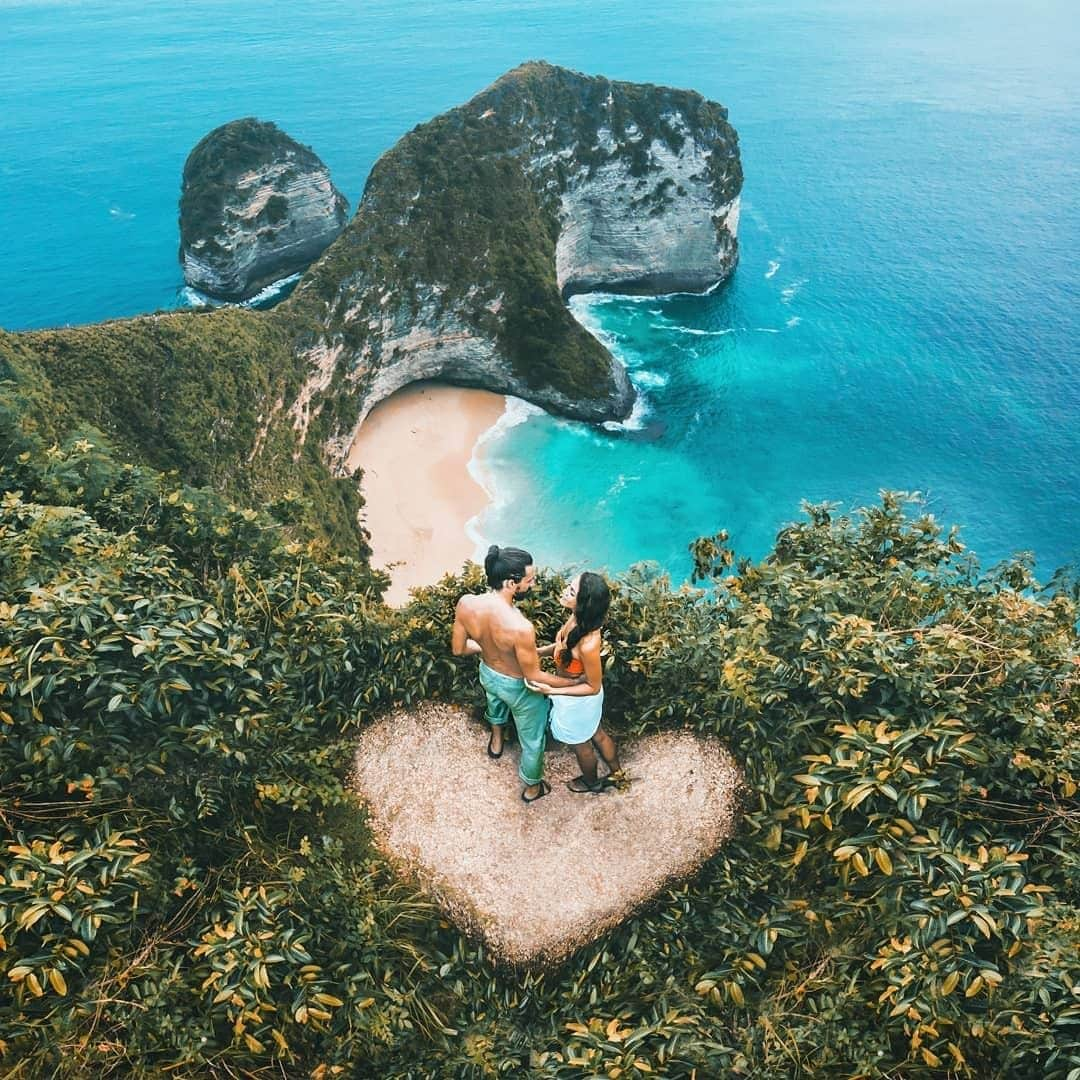 Kapten & Sonさんのインスタグラム写真 - (Kapten & SonInstagram)「'Wherever you go, go with all your heart.' 🏝️ @wewhodream found the most beautiful spot with a wonderful view! #bekapten #kaptenandson⁠ .⁠ .⁠ .⁠ #travelling #travelgram #exploreindonesia #traveltogether #travelcouple #travelmoments #alwaysgo #goplaces #worldofwanderlust⁠」6月29日 3時30分 - kaptenandson