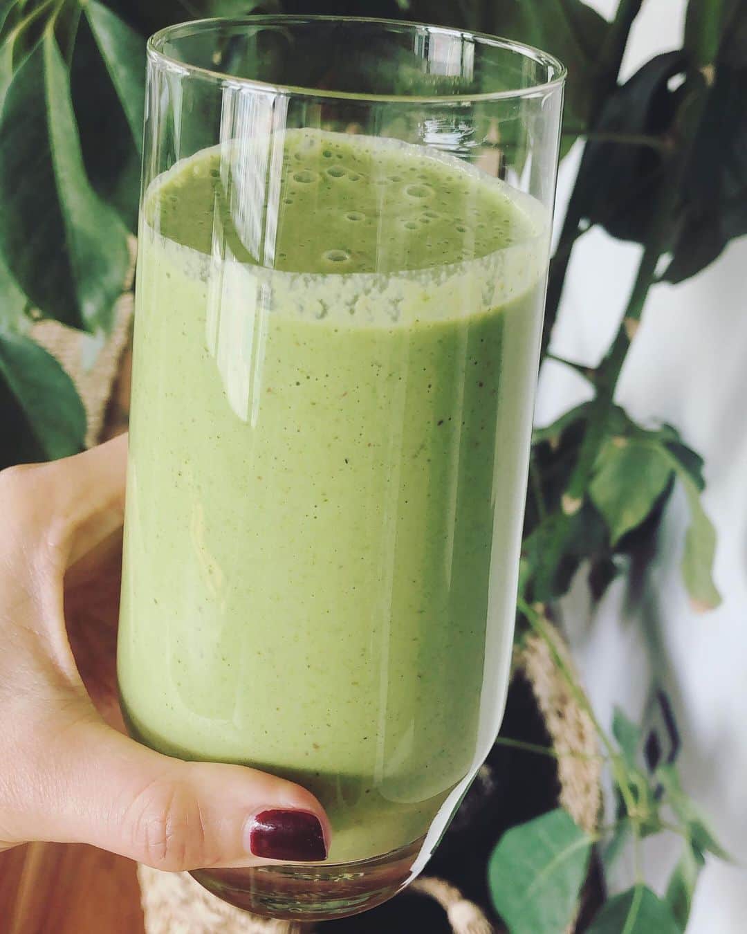 ヴァレンティナ・ゼリャヴァのインスタグラム：「Here is a summer smoothie recipe  to support your gut microbiome. Healthy microbiome is a key to longevity, vitality and inner and outer beauty 💚 Ingredients: • 2 apples (apple pectin is soluble fiber that supports digestion) • handful lamb’s quarters (nutritious wild greens that’s high in minerals) • hemp seeds (contains essential amino acids) • 1 cup kefir (essential living probiotics beverage) #wellnestbyval #smootie #probiotic #guthealth #microbiome」