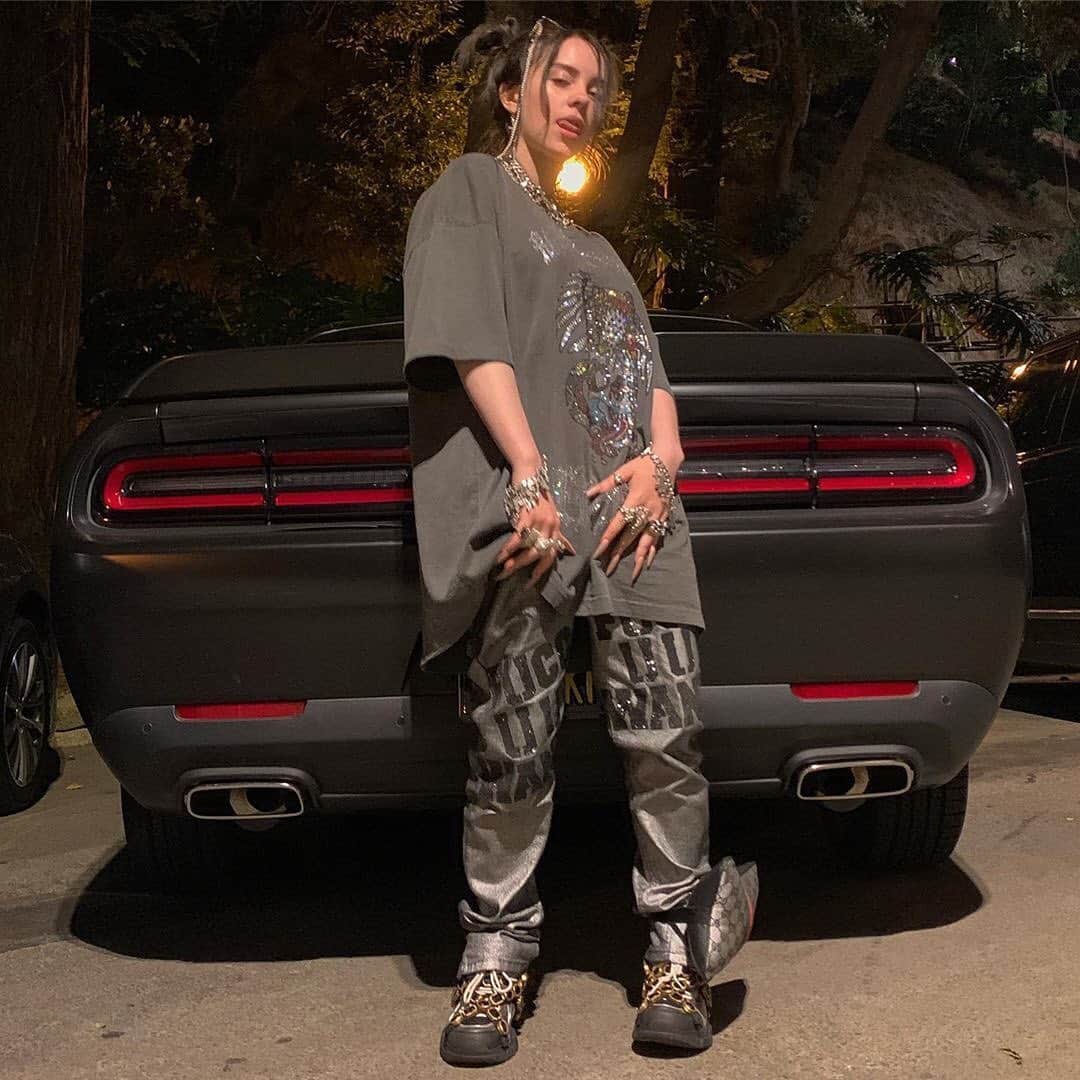 ELLE Magazineさんのインスタグラム写真 - (ELLE MagazineInstagram)「"In @billieeilish’s world, streetwear is no longer reserved for boys, and being a pop princess doesn’t have to mean being objectified and over-sexualized. ⁣ ⁣ Her formula consists of mixed prints and bootleg designer logos; she often opts for a loud color palette of green, blue, orange, and red and almost always gives a piece its standout moment, be it custom designed Nike Air Force 1s, a large Louis Vuitton bucket hat or odd-shaped oversized sunglasses.”⁣ ⁣ Link in bio for ELLE’s guide to dressing like pop’s reigning golden child. #regram @billieeilish」6月29日 3時40分 - elleusa